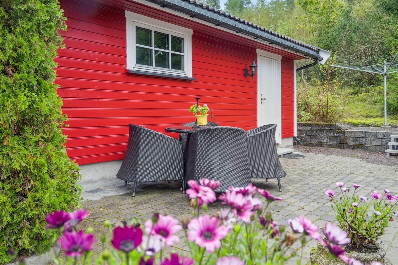 Det er opparbeidet et bredt og åpent gangparti/sti rundt både boligen og garasjen Galleribilde