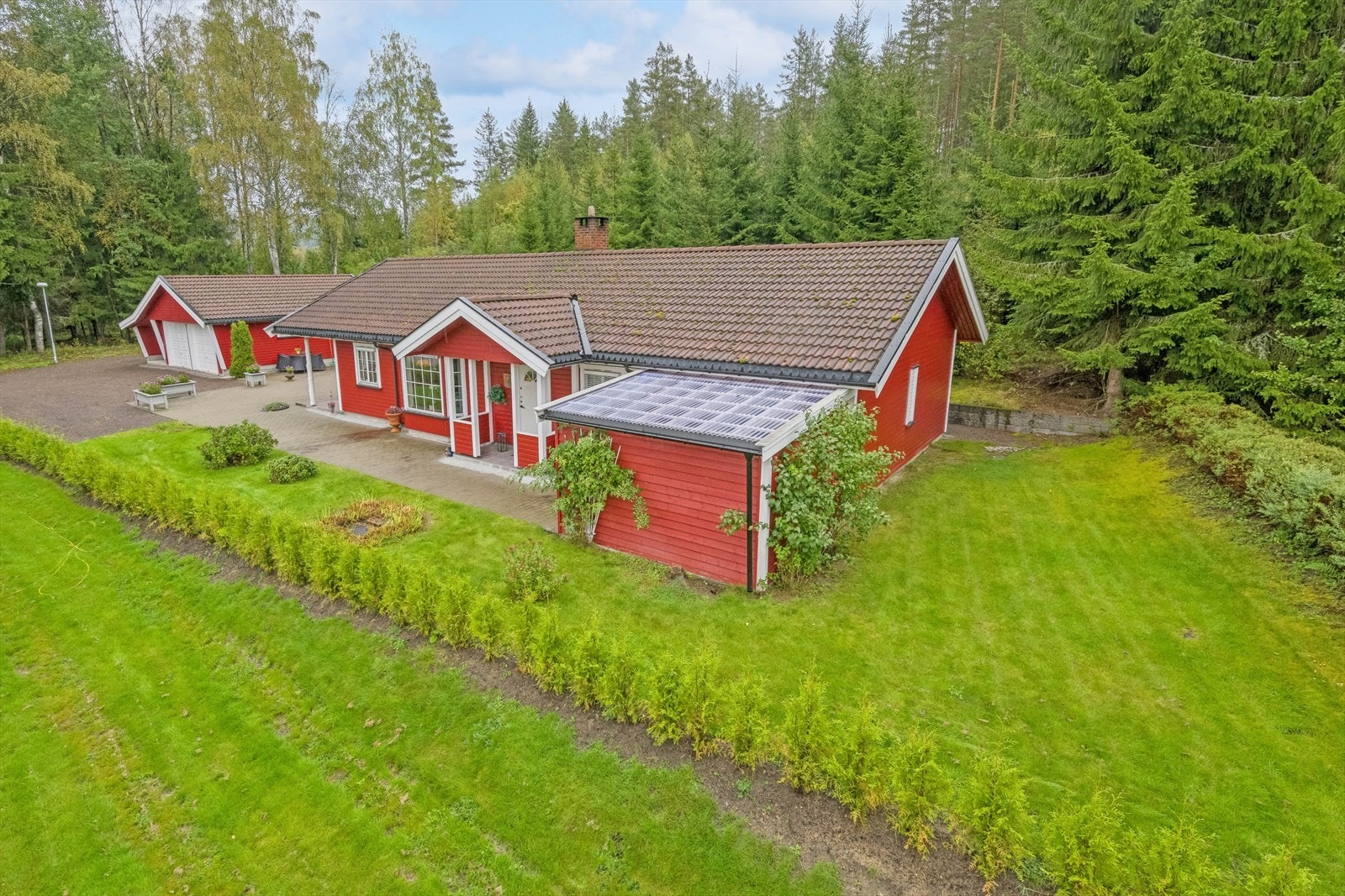 Velkommen til Fuglåsen 8A, en velholdt enebolig som ligger i trygge og fredelige omgivelser ved Hakadal, med marka like ved! Galleribilde