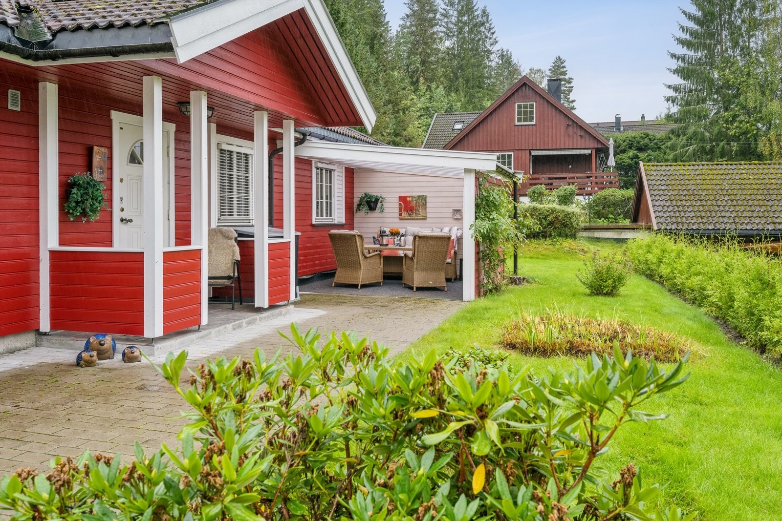 Ved inngangspartiet er det etablert et takoverbygg som skjermer godt for vind Galleribilde