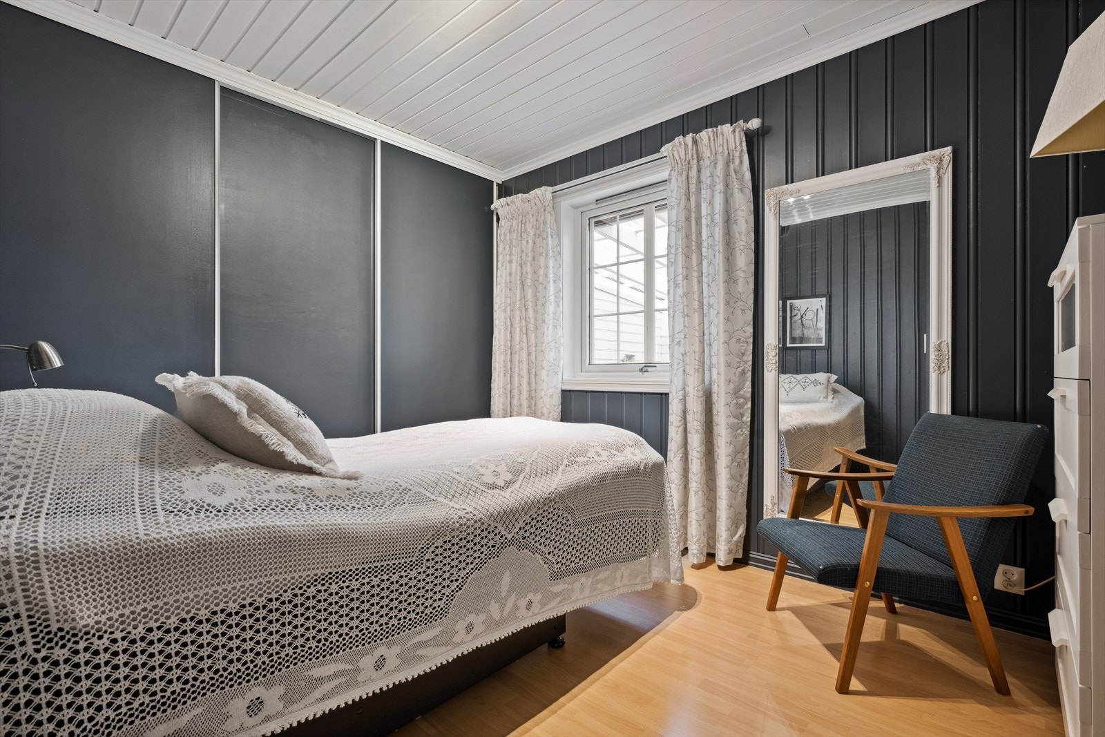 Soverom II med skyvedørsgarderobe Galleribilde
