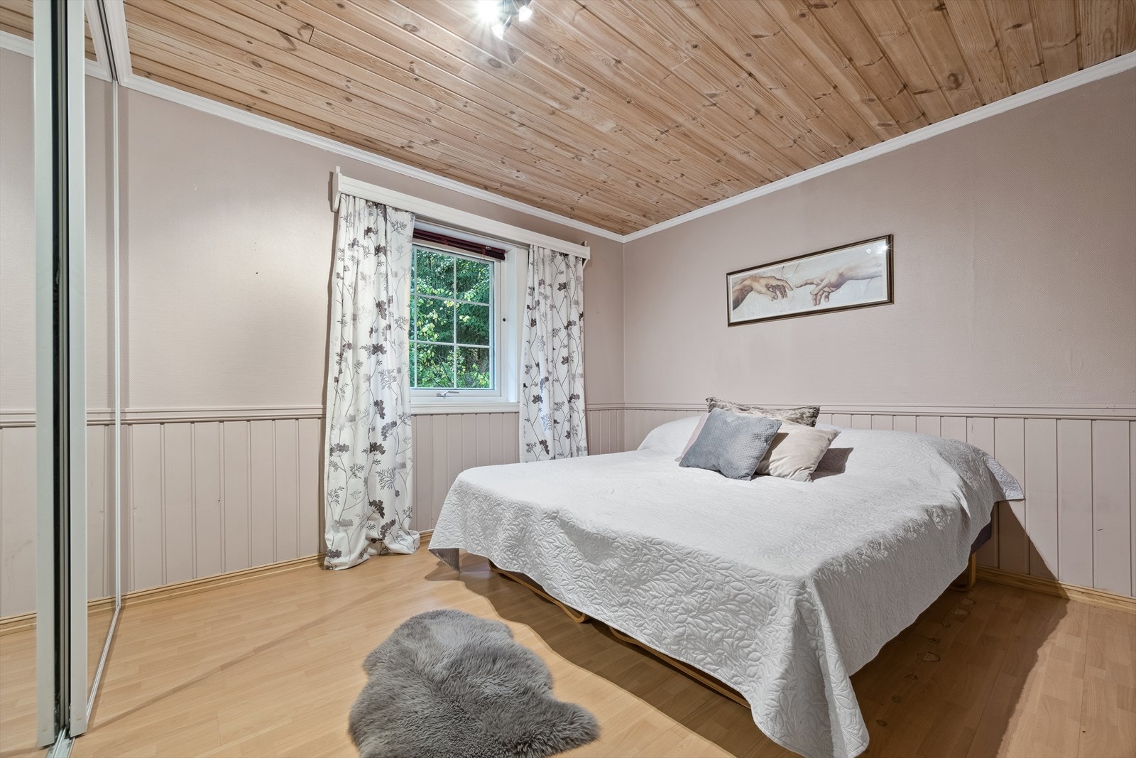 Soverom I med skyvedørsgarderobe Galleribilde