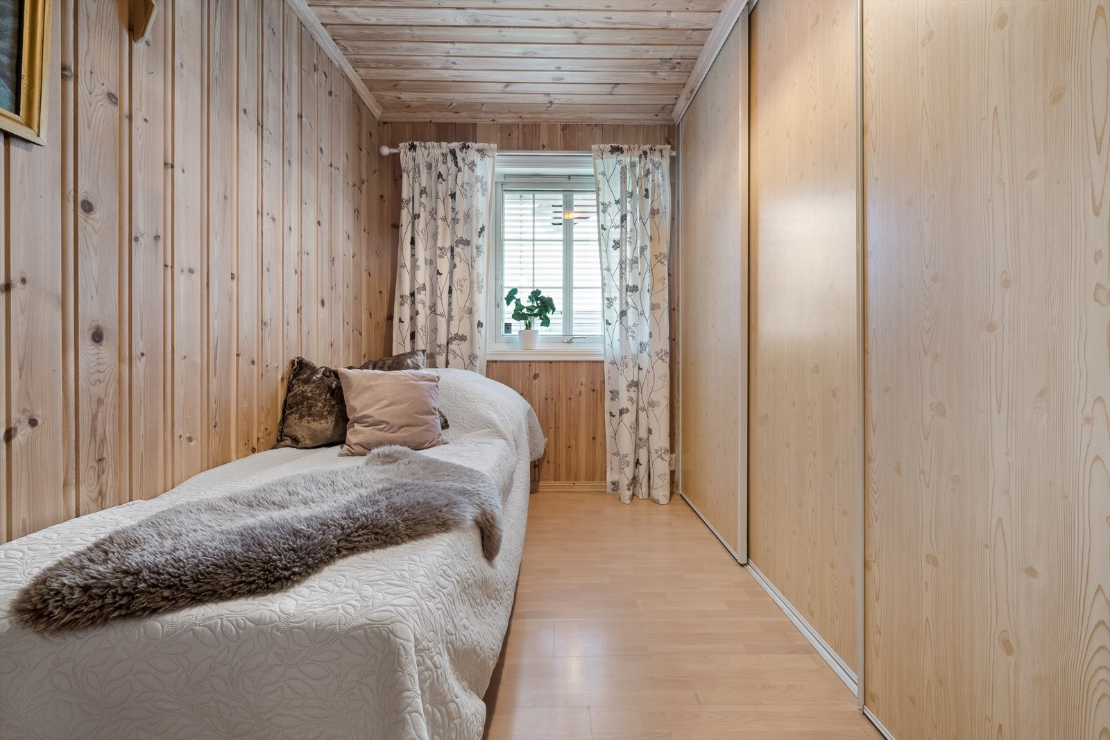 Soverom III med skyvedørsgarderobe Galleribilde
