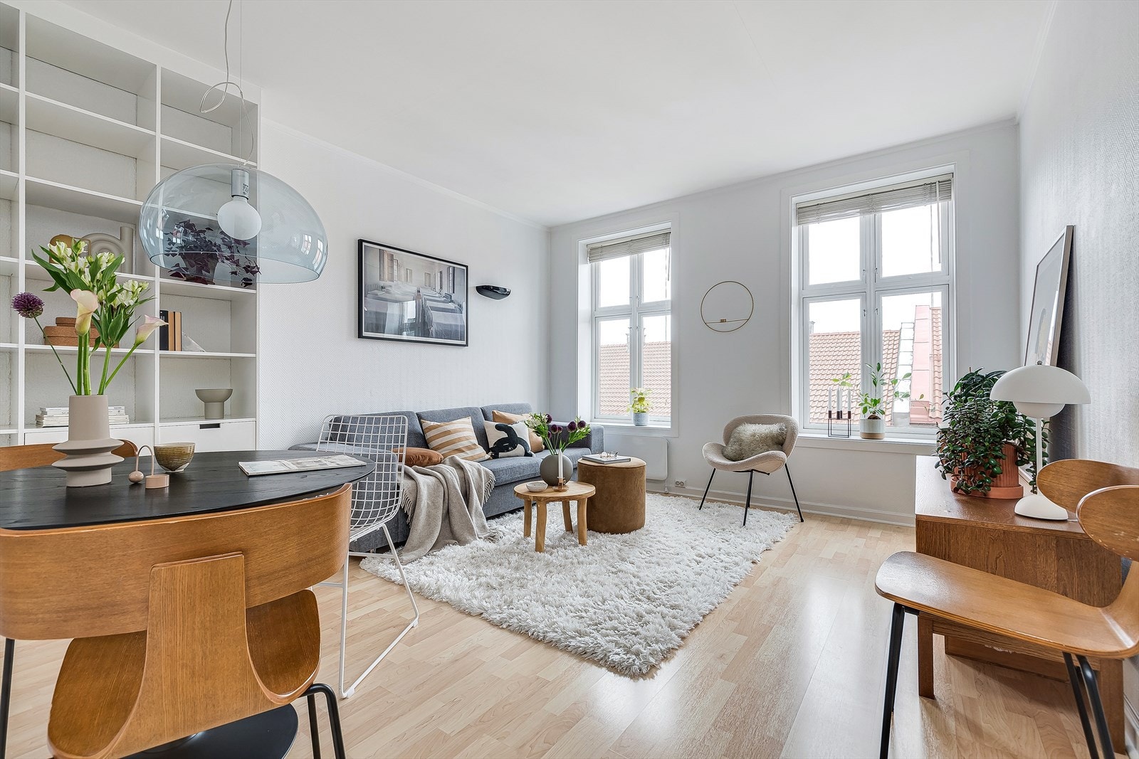 Boligen ligger pent til i 4.etg med lyse laminatgulv og store vindusflater. Galleribilde