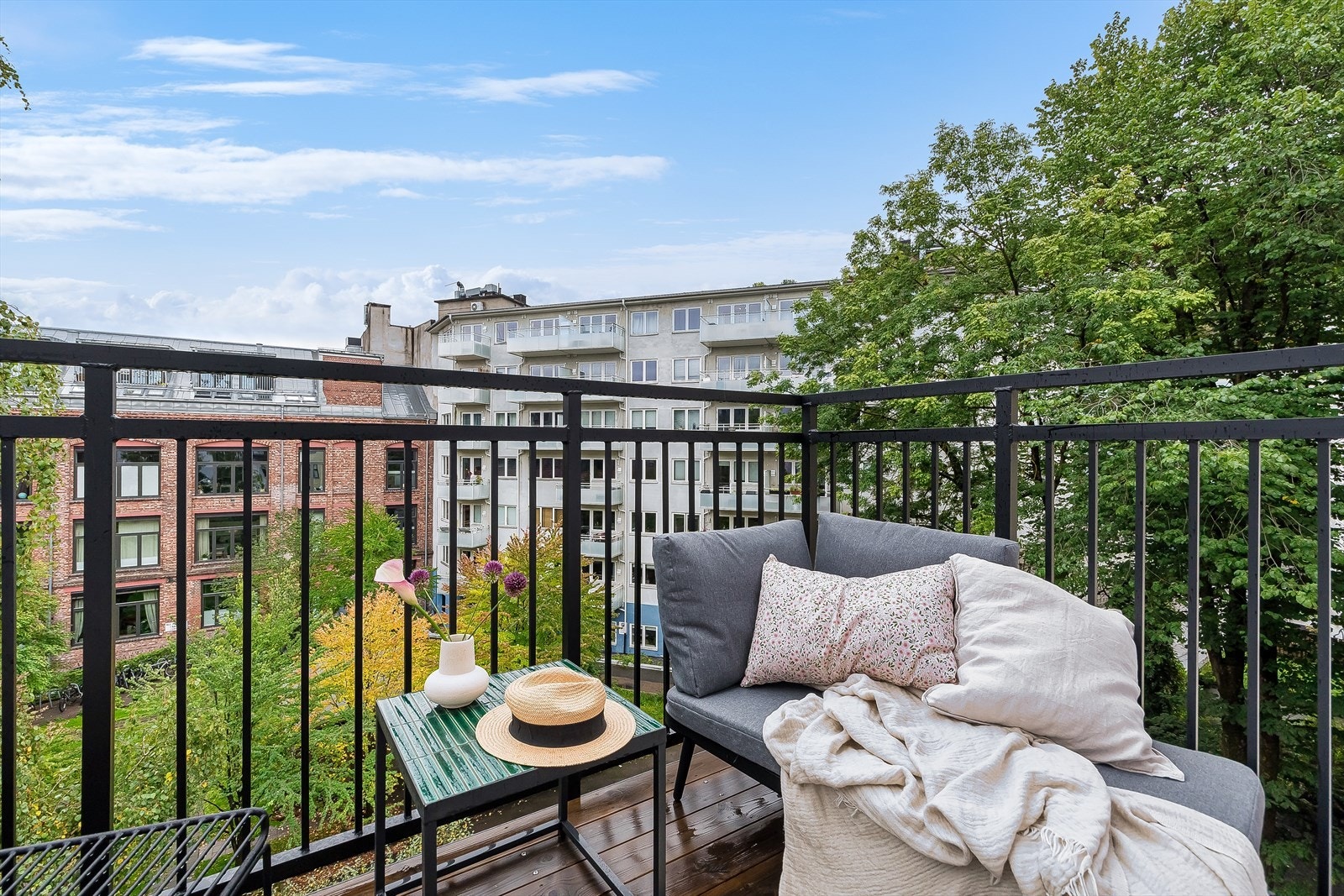 Balkongen vender ut mot stille og frodig bakgård. Galleribilde