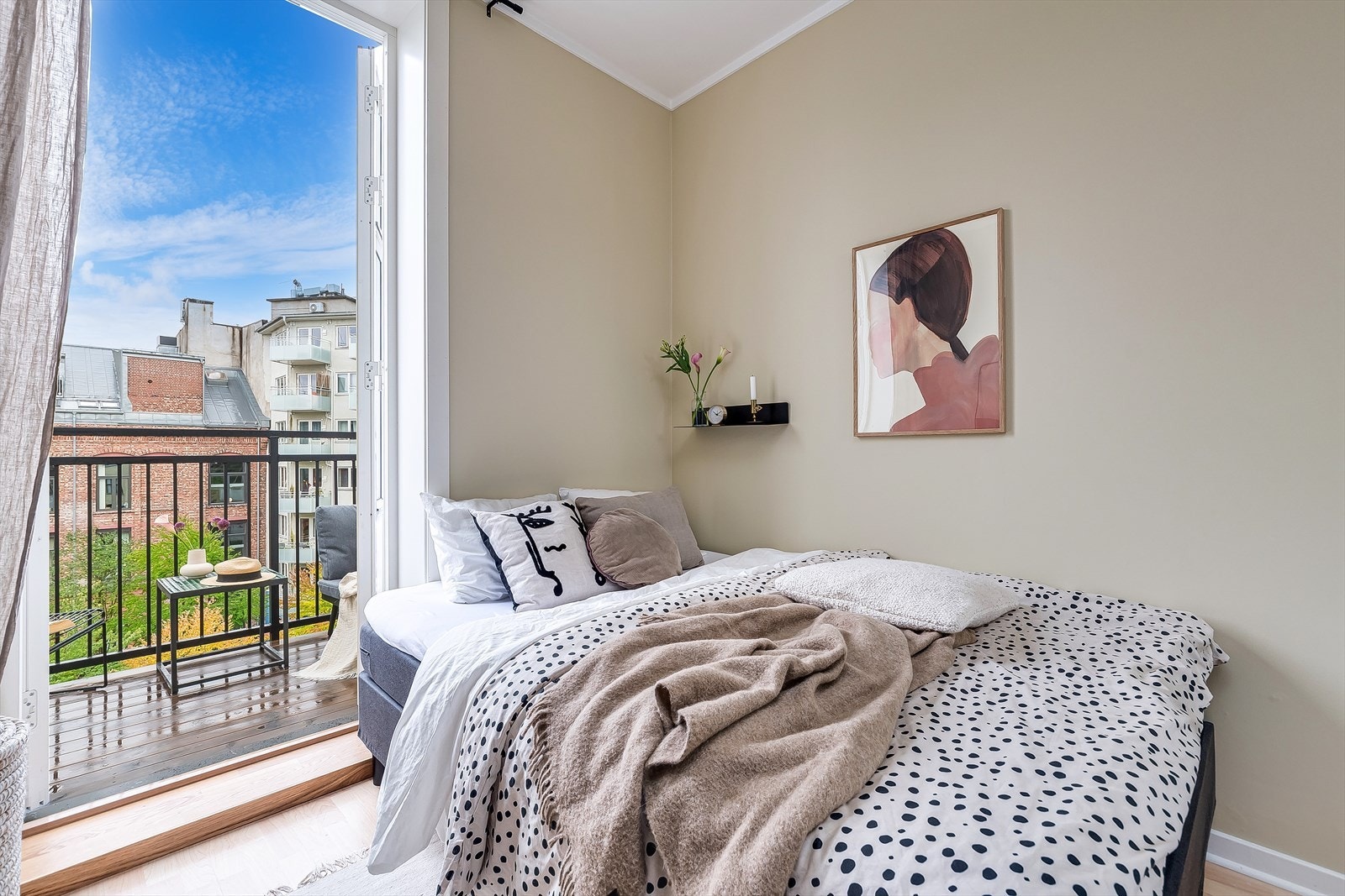 Fra soverommet er det utgang til en balkong på 4 kvm. Galleribilde