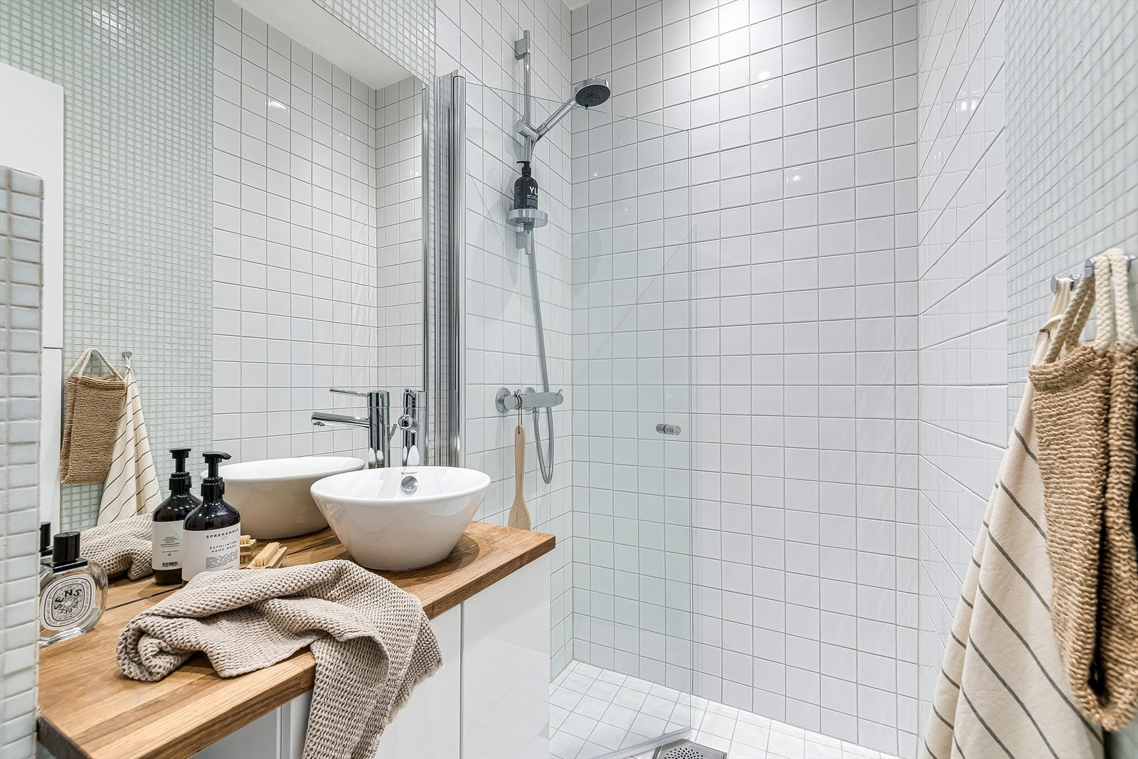 Badet er utsyrt med veggmontert wc, servantskap, stoppekran, mekanisk avtrekk, dusjhjørne og innfellbare dusjdører. Galleribilde