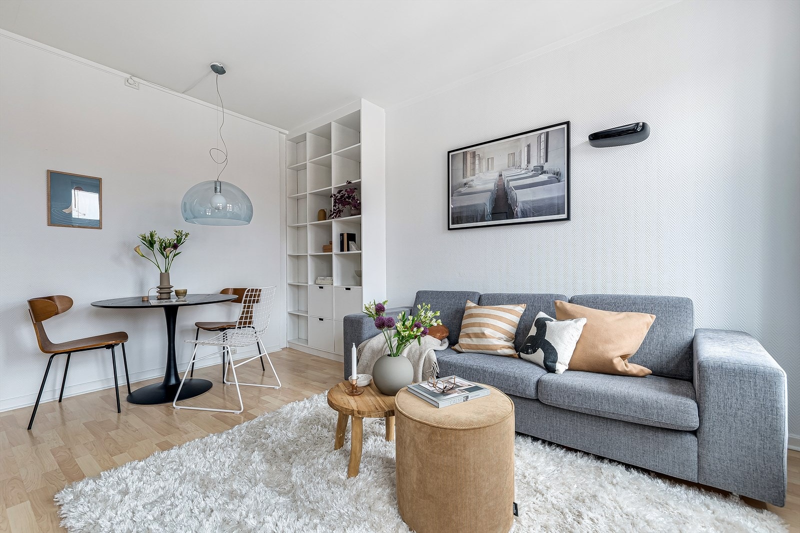 Stuen rommer fint et koselig spisebord. Galleribilde