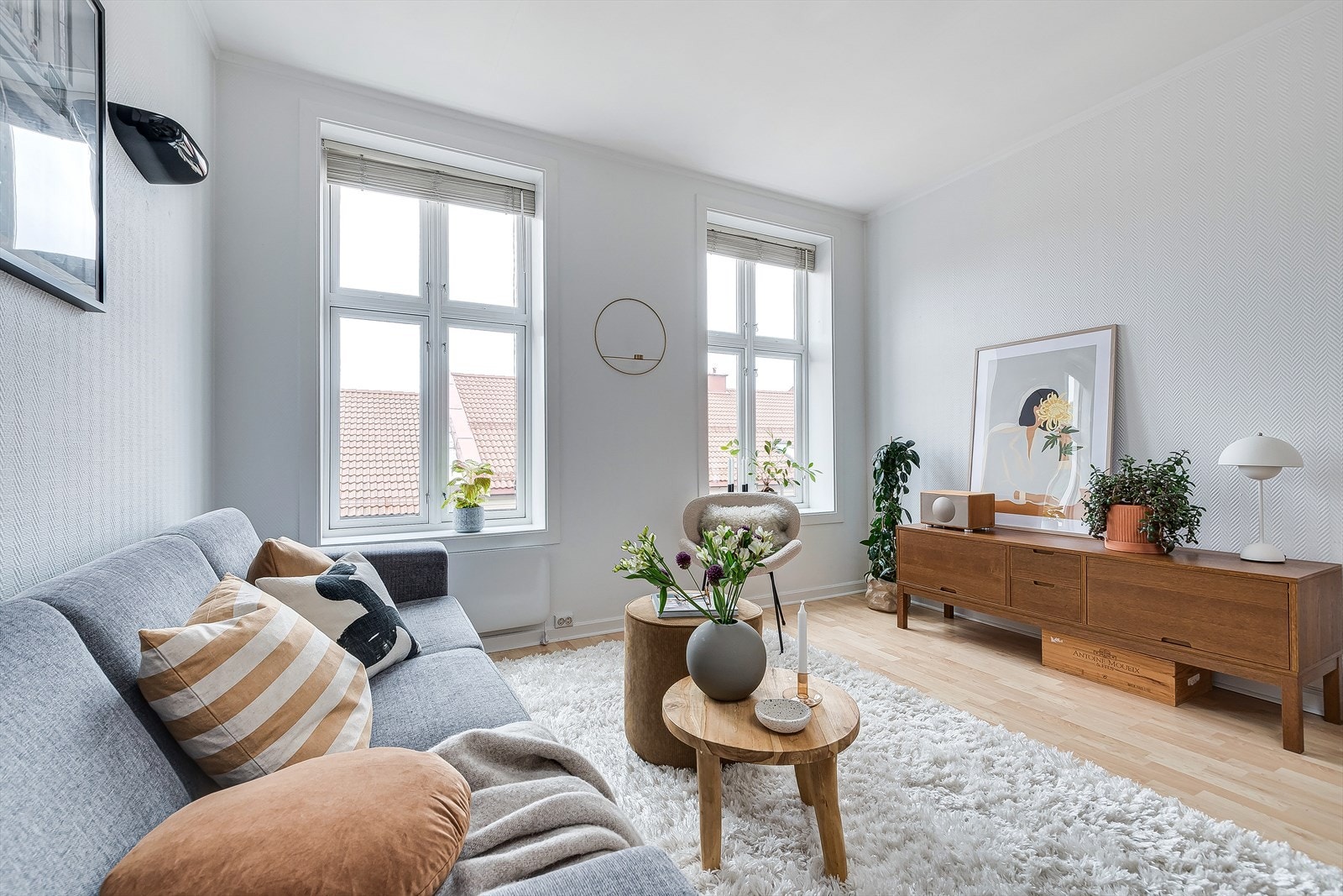 Stuen er lys og trivelig med plass til en ordentlig sofa- og TV-krok. Størrelsen på stuen gir deg ulike møbleringsmuligheter. Galleribilde