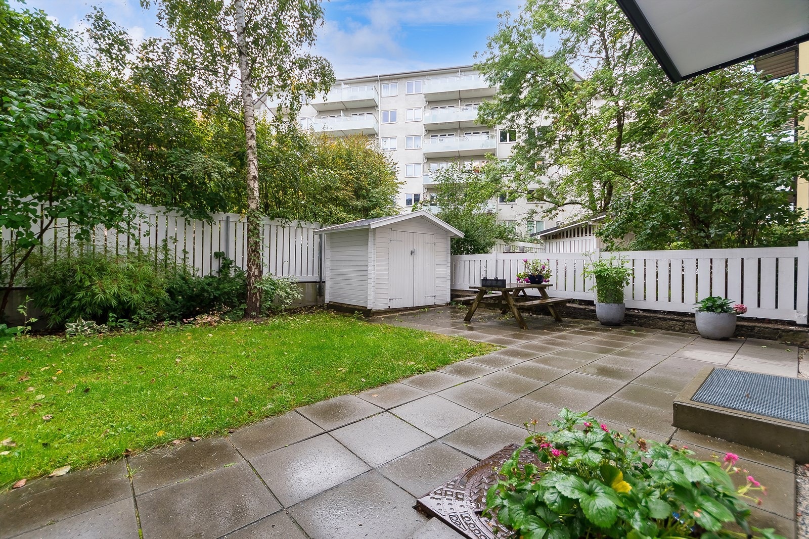 Koselig felles bakgård med sittegruppe for beboerne. Galleribilde