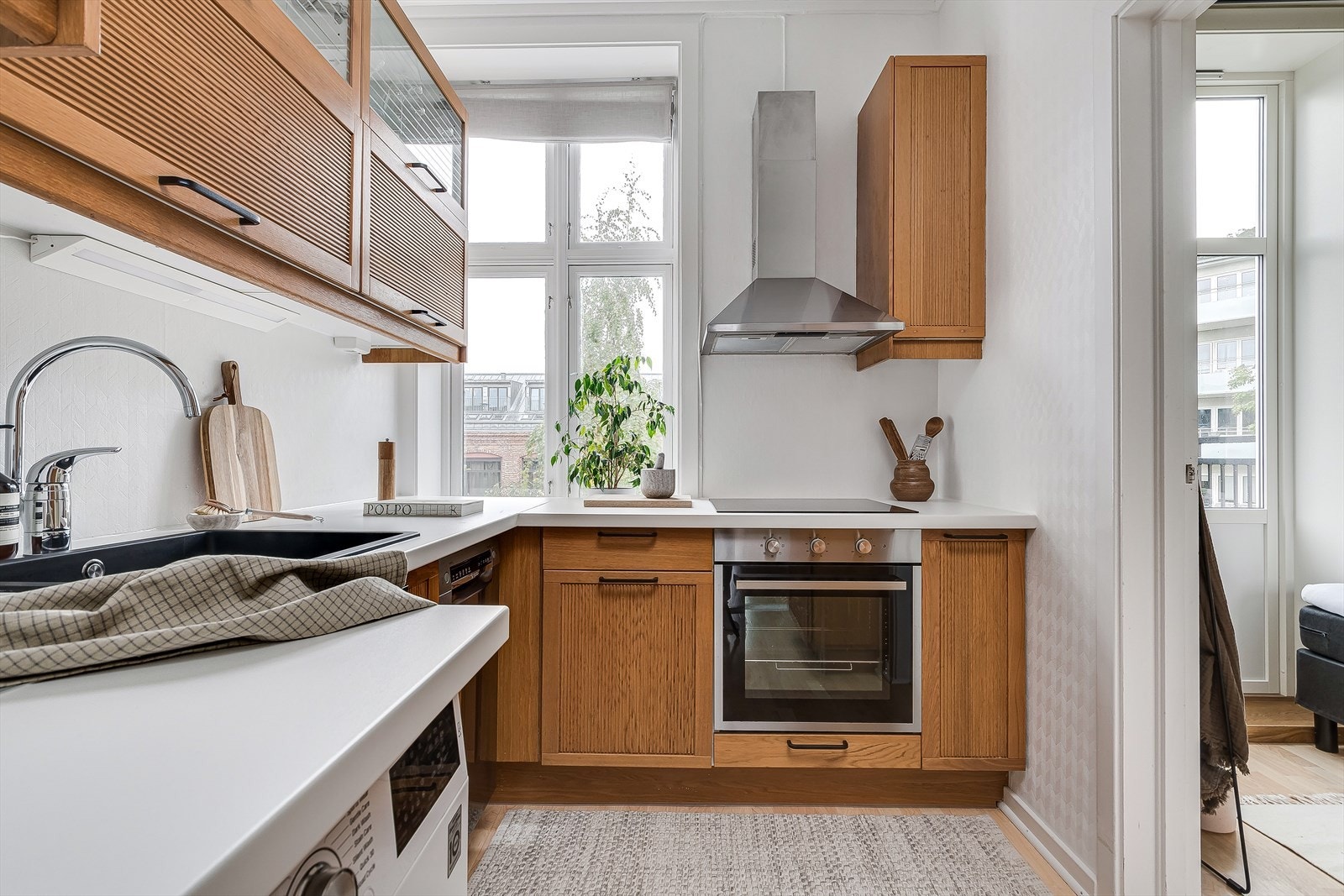 Flott kjøkken med profilerte fronter og laminat benkeplate. Galleribilde