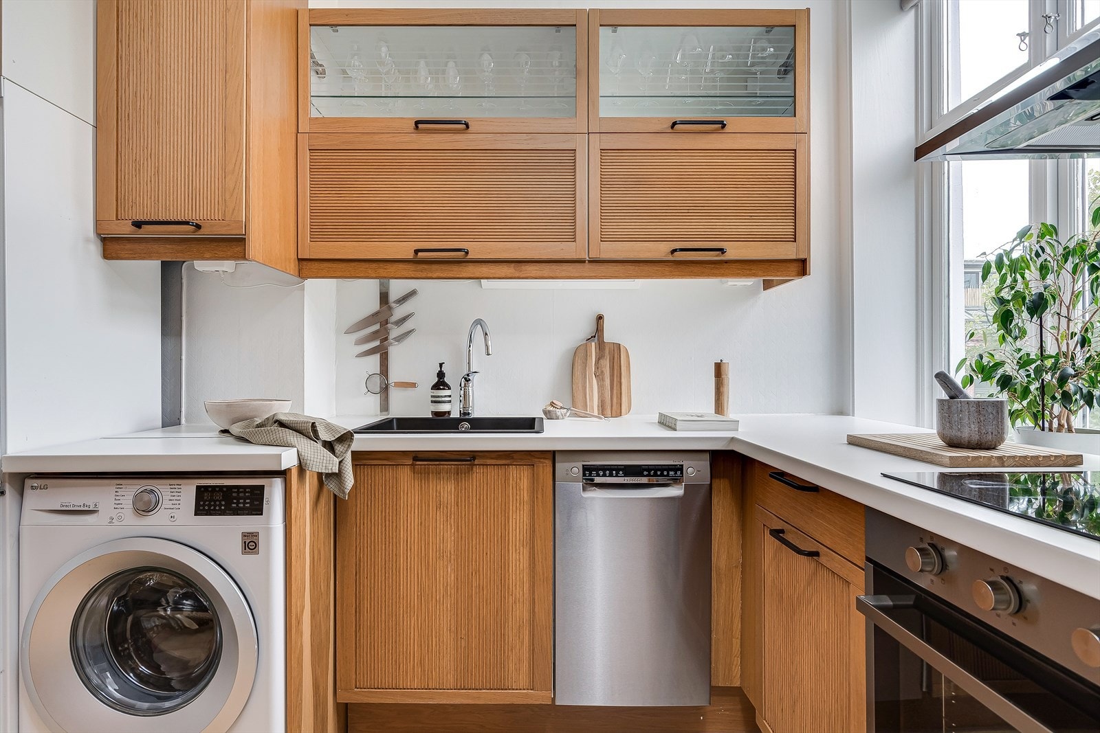 Kjøkkenet er godt utstyrt med mye skap- og benkeplass. Galleribilde