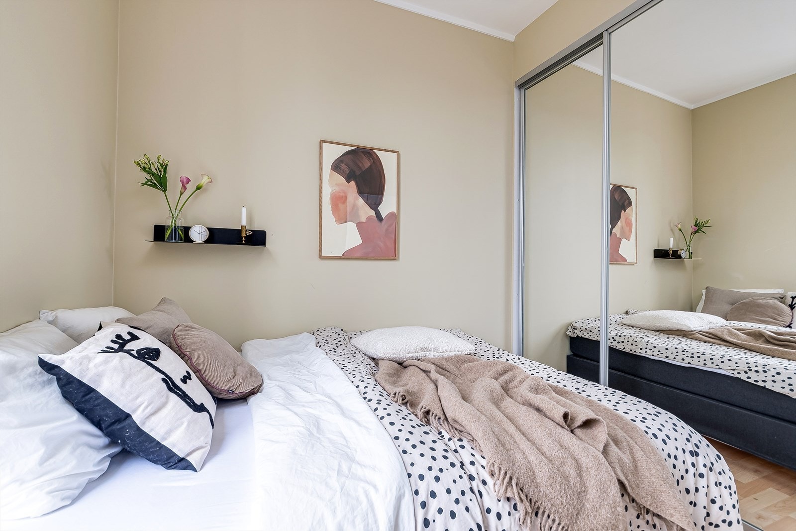 Soverom med plass til seng og gode oppbevaringsmuligheter i skyvedørsgarderobe. Galleribilde