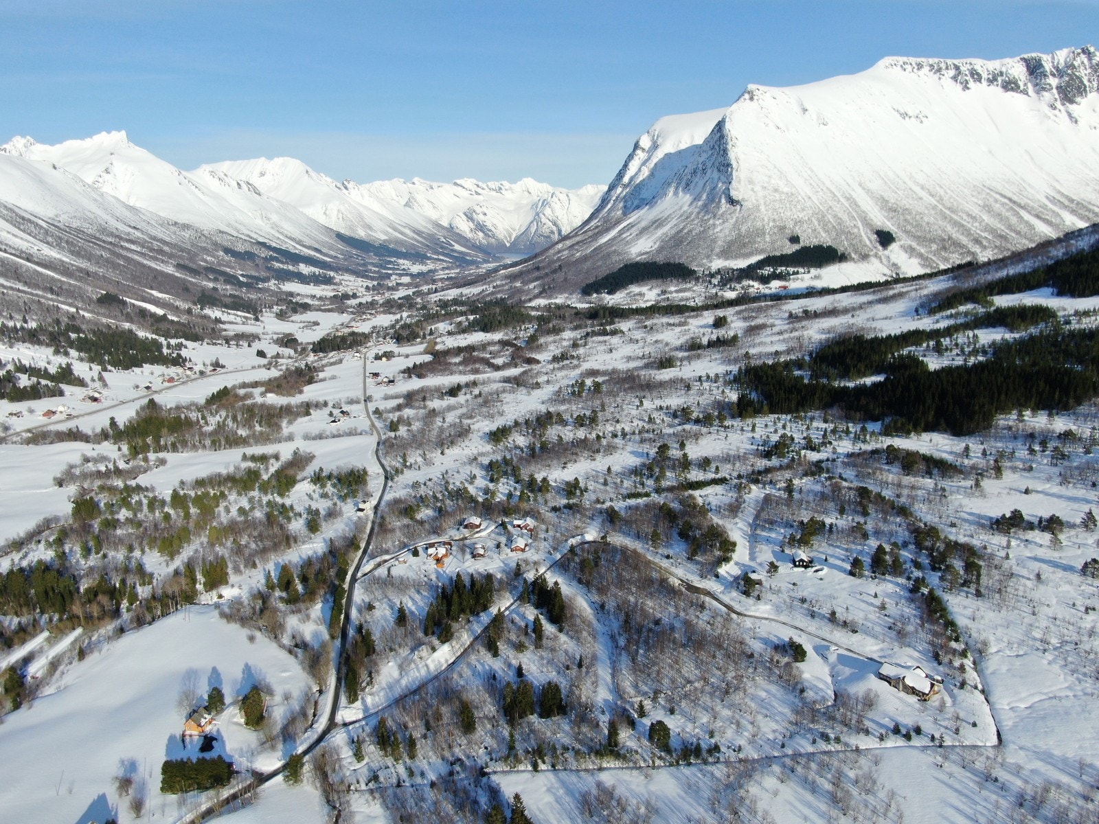 Frå hyttefeltet er det ca. 10 km køyretur til Sæbø. Galleribilde