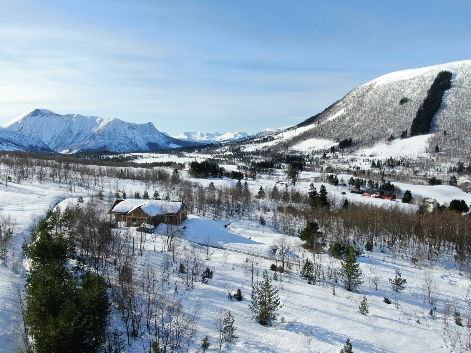 Utsikt frå toppen av hyttefeltet med utsikt mot Ørsta Skisenter. Galleribilde