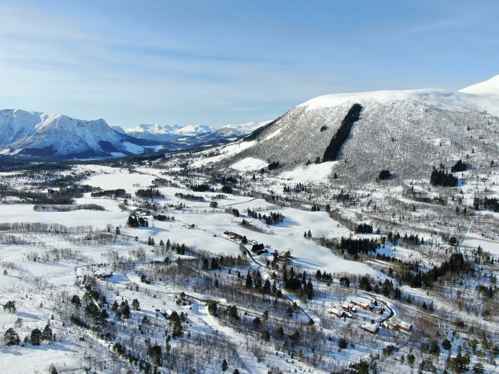 Hyttefeltet består av 21 ferdig regulerte tomter i flotte omgjevnadar på Eidet, ca. 3 km frå Ørsta skisenter Galleribilde
