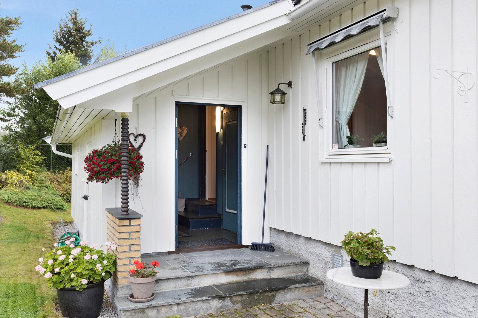 Inngangspartiet - skjermet på baksiden av boligen. Galleribilde