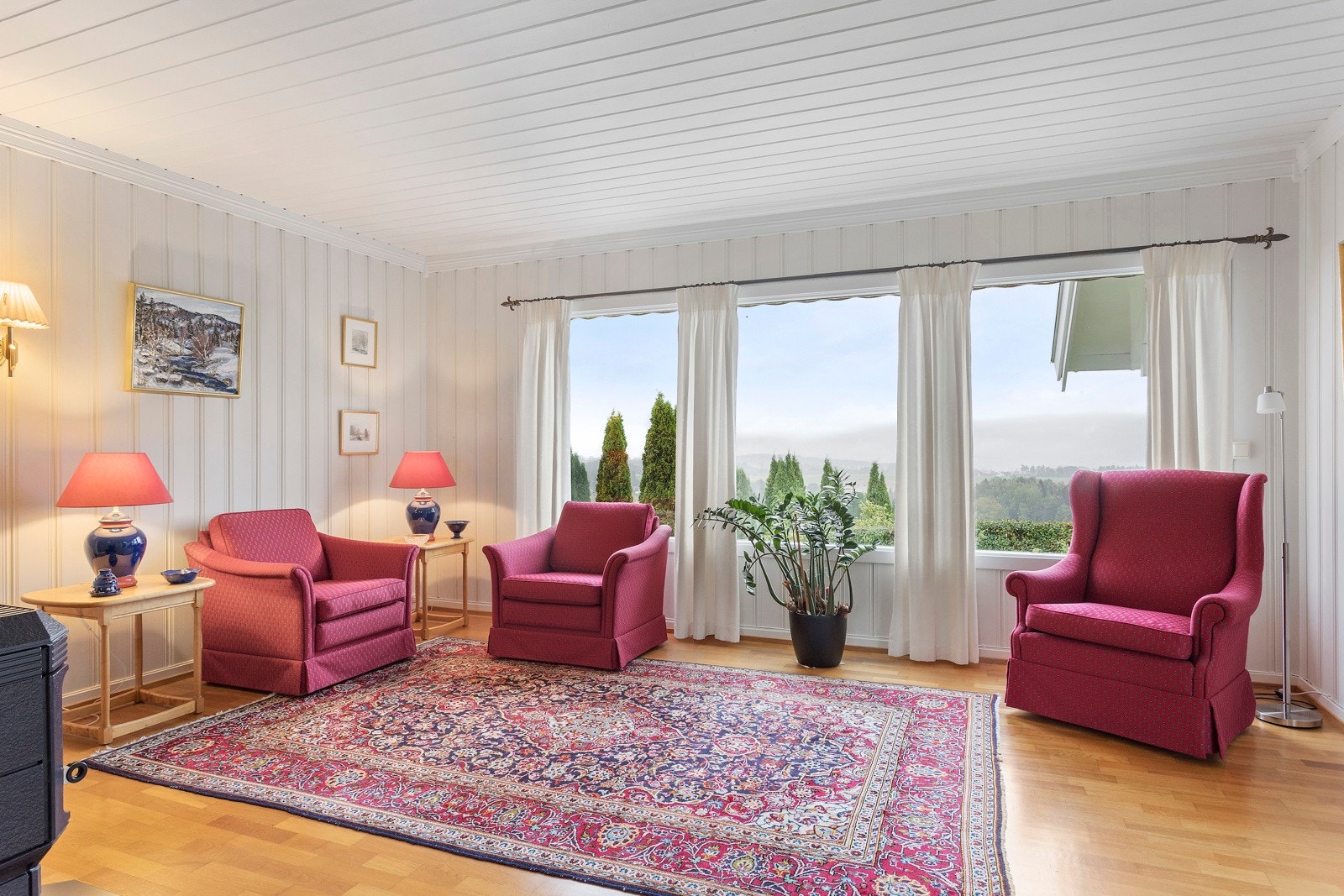 Store vindusflater slipper inn masse naturlig lys. Galleribilde