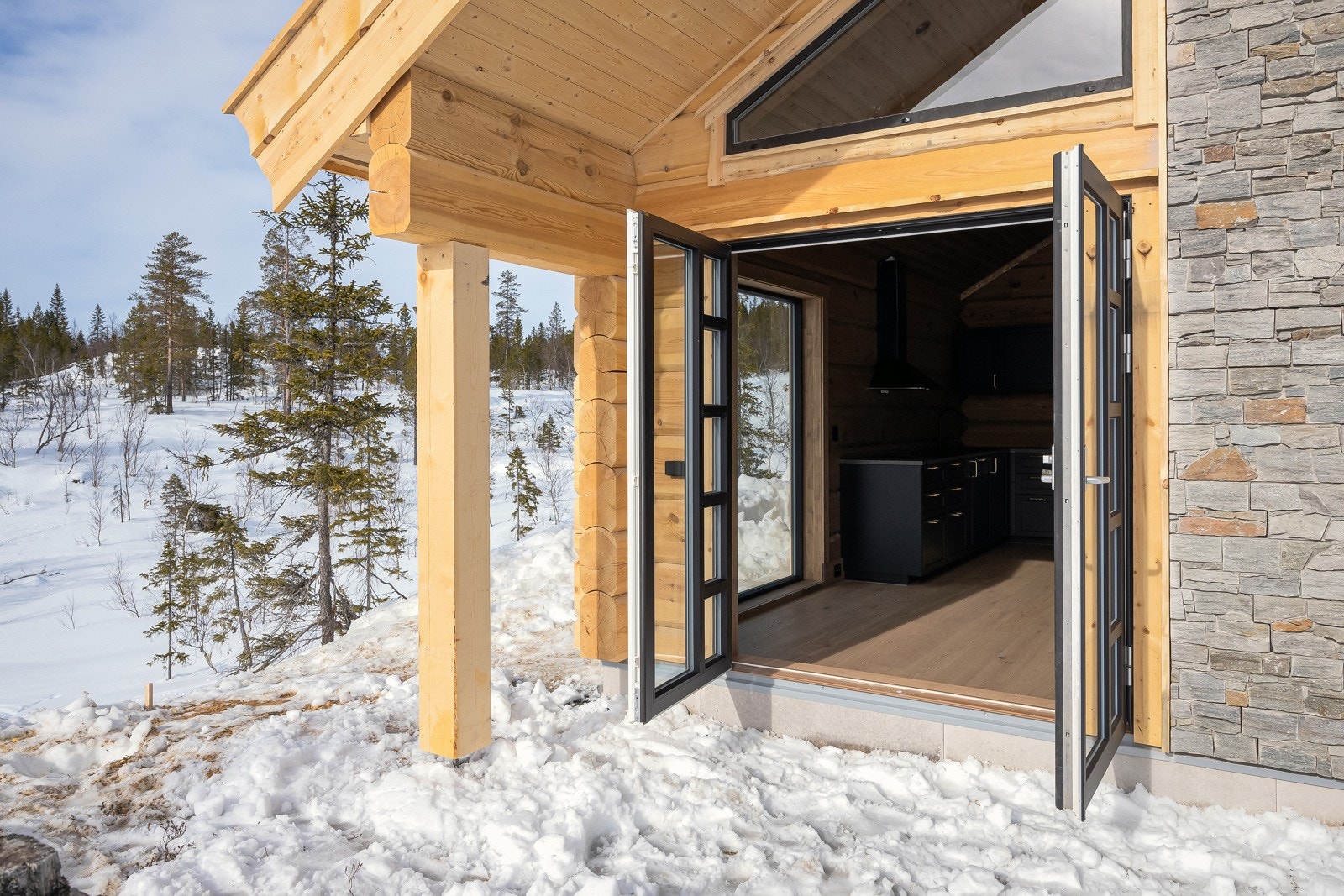 Muligheter for å bygge platting, med utgang fra stue/kjøkken. Galleribilde