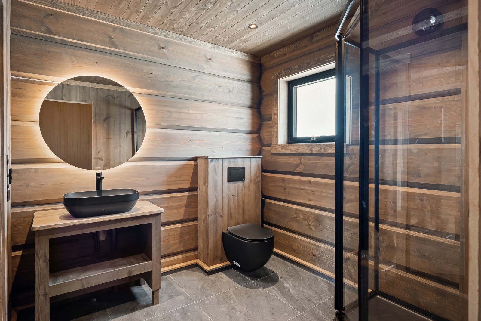 Badet har flislagt gulv med gulvvarme. Galleribilde