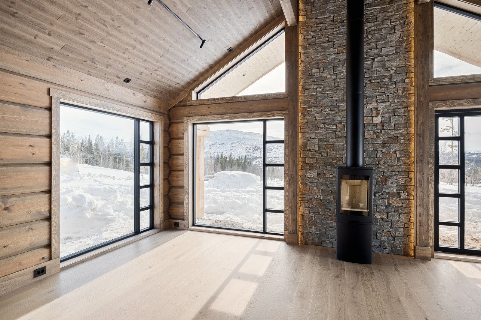 Store vindusflater som gjør at rommet får godt med naturlig lys og vakker utsikt. Galleribilde