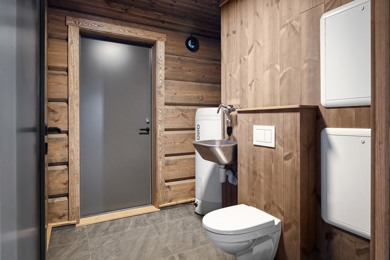 Praktisk med vaskerom med egen inngang på framsiden av hytta. Har opplegg for vaskemaskin og vegghengt toalett. Galleribilde