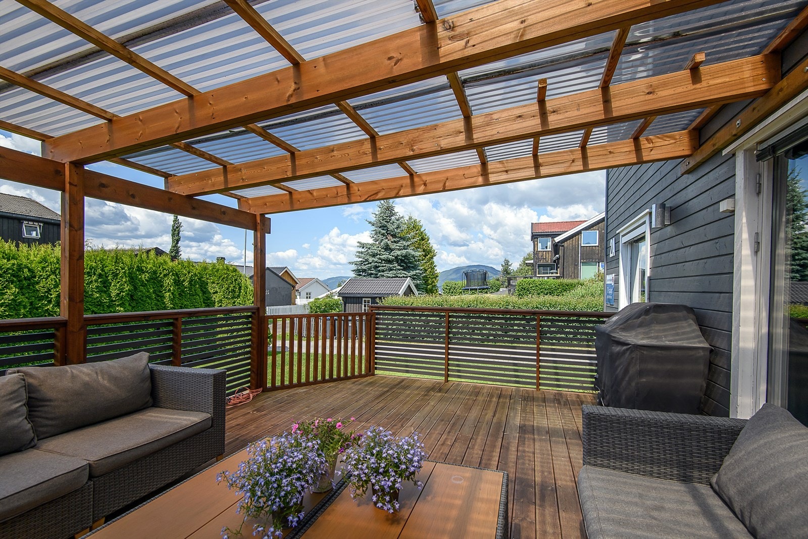 Takoverbygget og stor terrasse Galleribilde