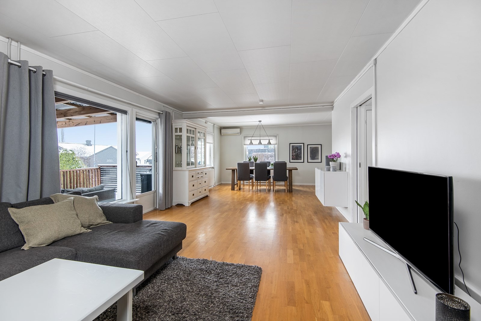 Romslig stue med flere møbleringsmuligheter Galleribilde