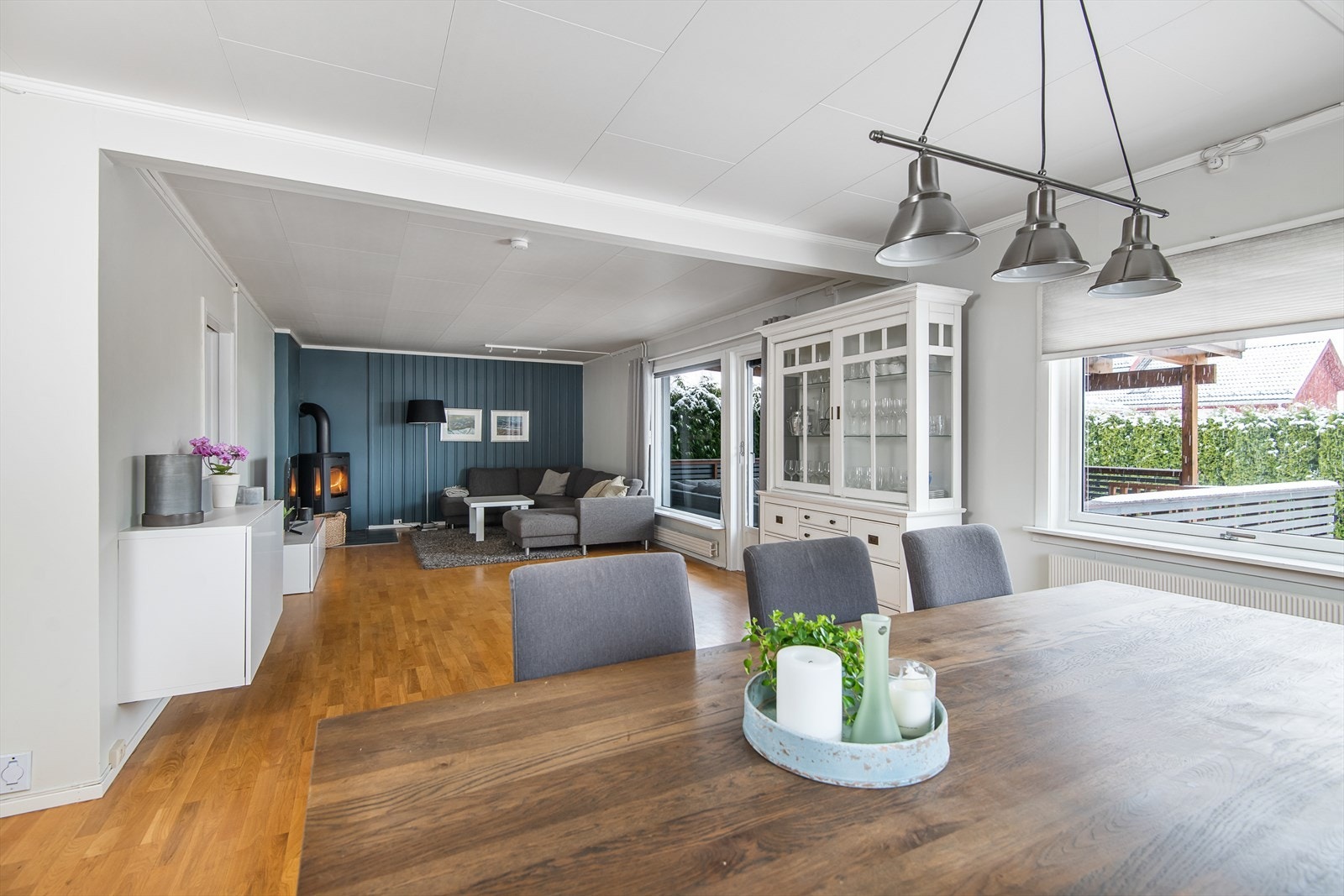 Romslig stue/spisestue med god plass til flere sittegrupper. Galleribilde