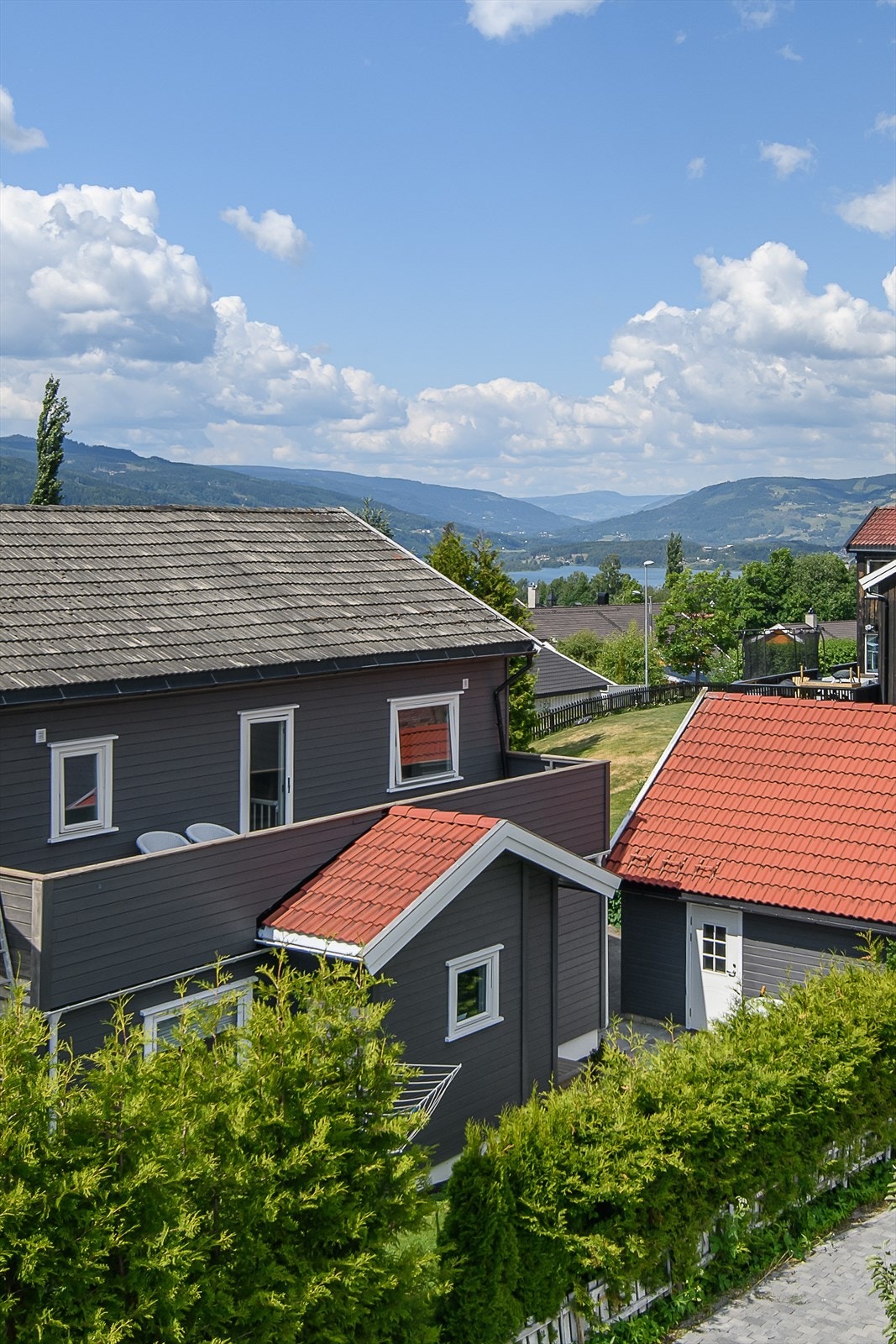 Eiendommen ligger meget sentralt til med gangavstand til det meste. Galleribilde