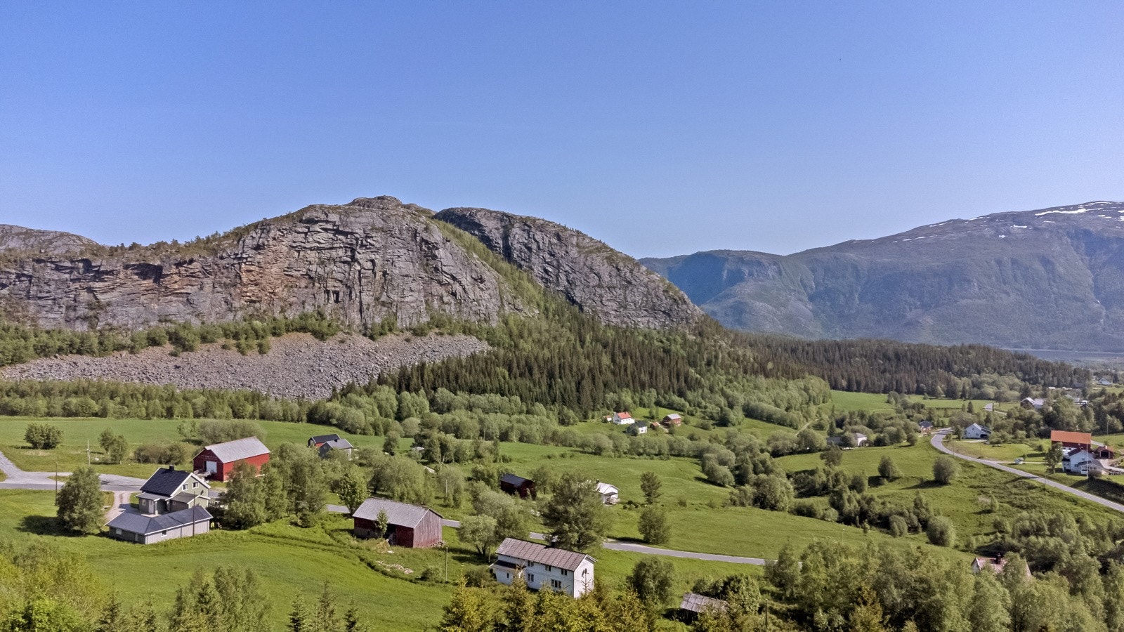 Landlig og fin beliggenhet på Bindalseidet Galleribilde