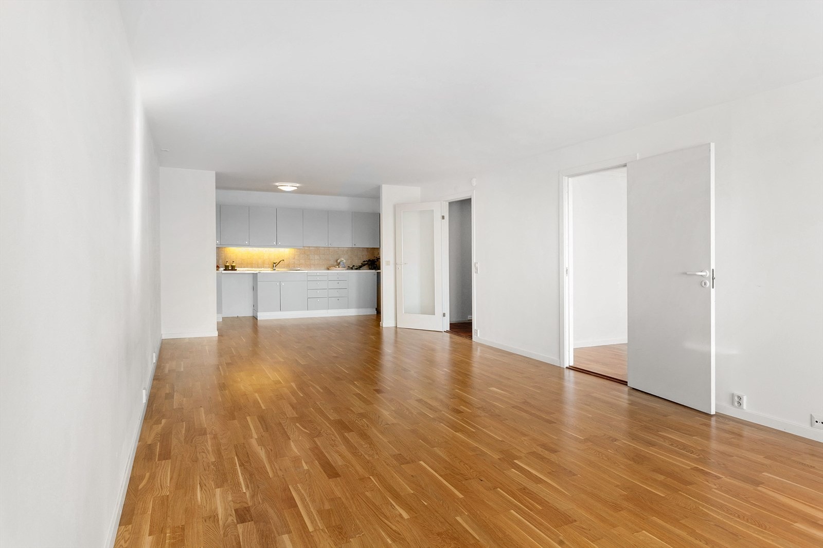 Stue med åpen kjøkkenløsning. Galleribilde