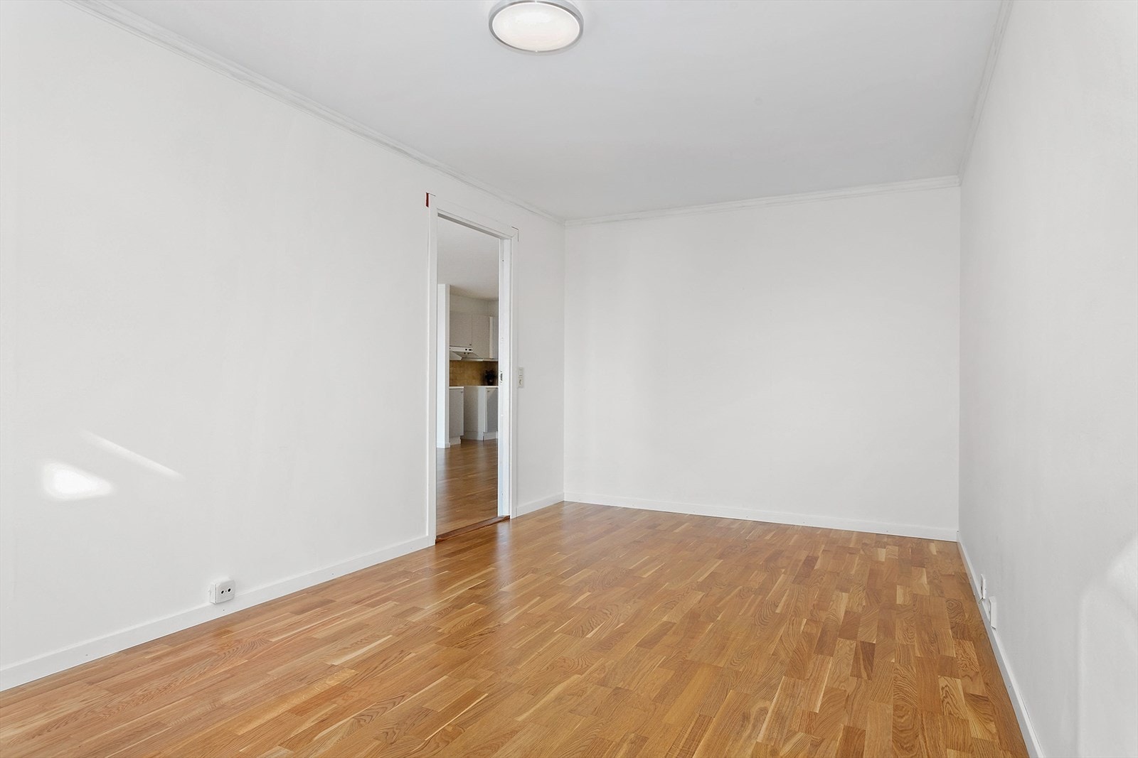 God plass til dobbeltseng og garderobeskap. Galleribilde