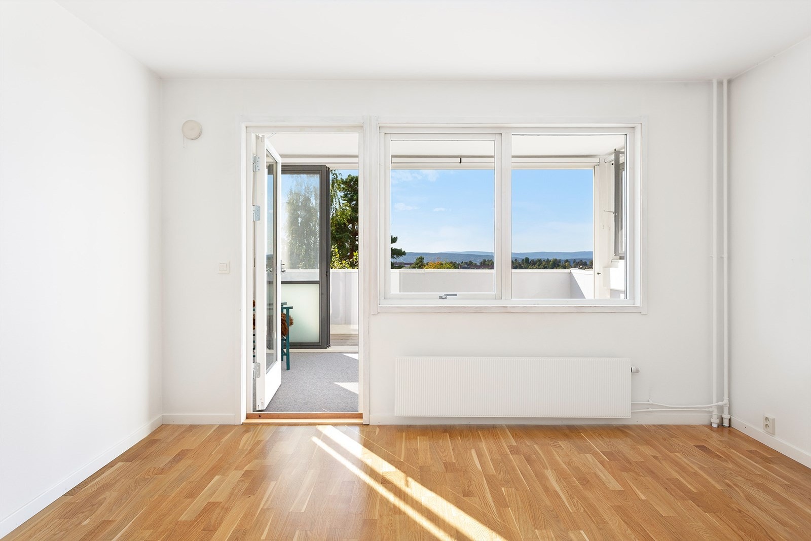 Fra stue er det utgang til en stor og solrik balkong. Galleribilde