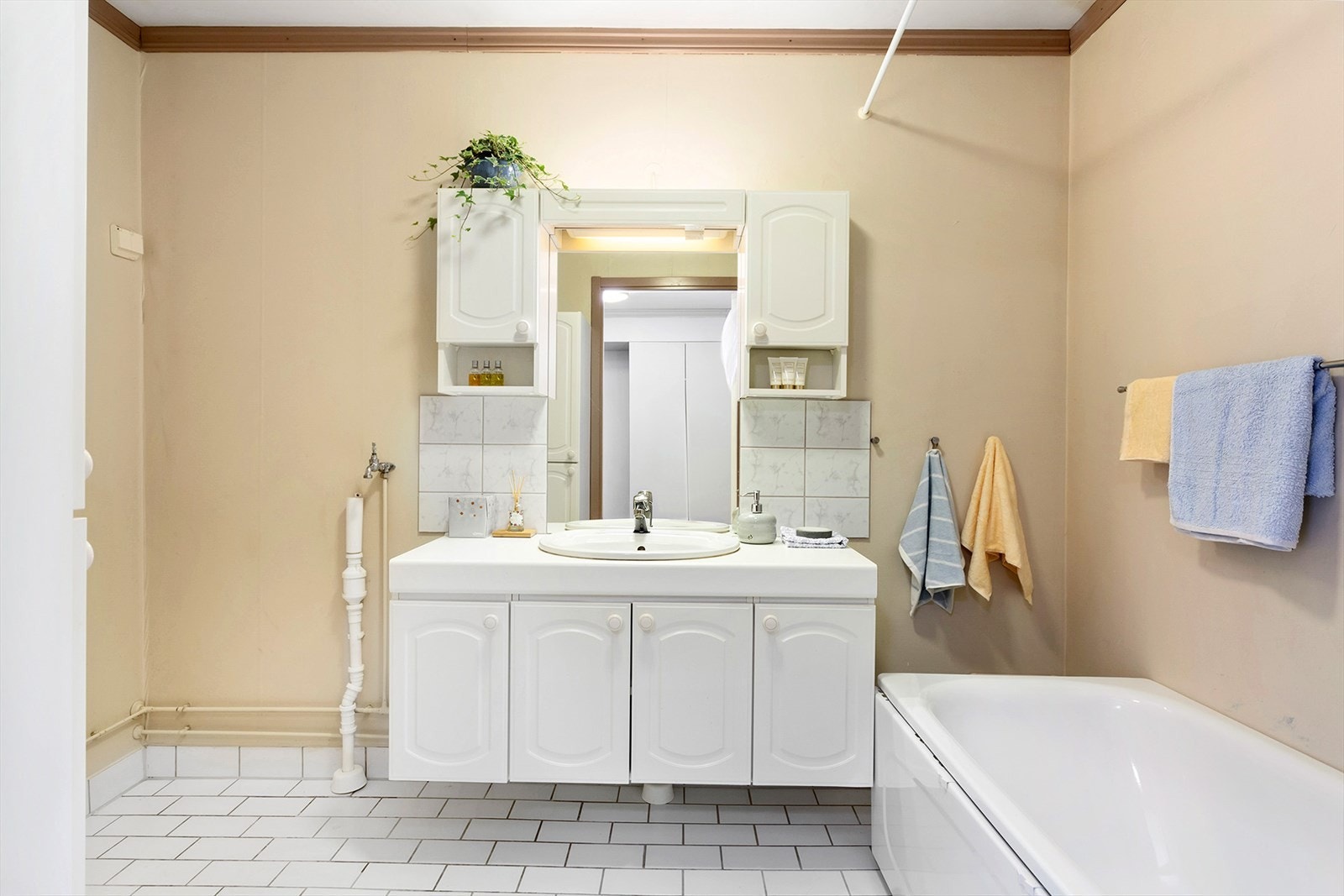 Romslig bad med opplegg for vaskemaskin. Galleribilde