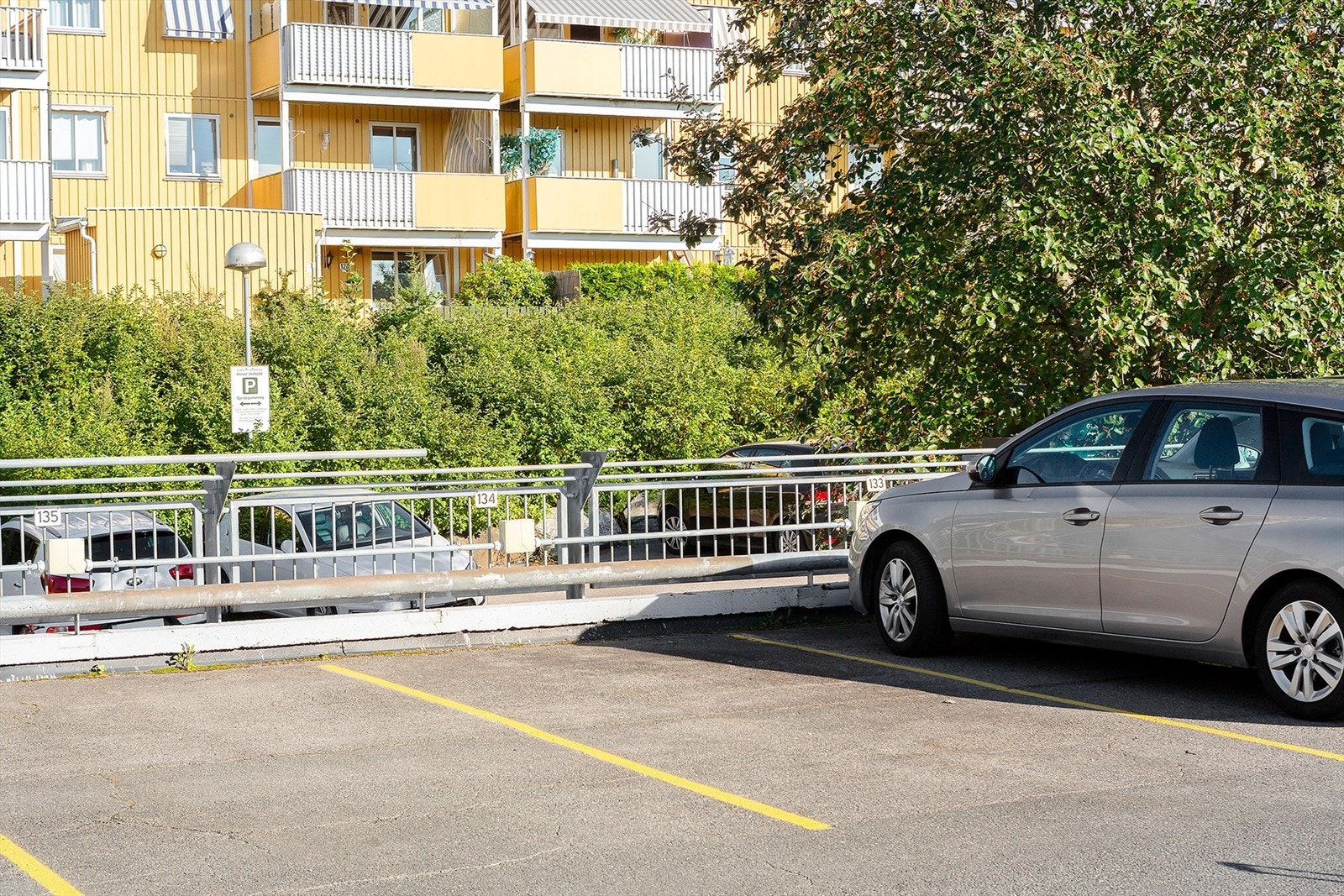 Parkeringsplass medfølger leiligheten. Det er mulig å montere lader. Galleribilde