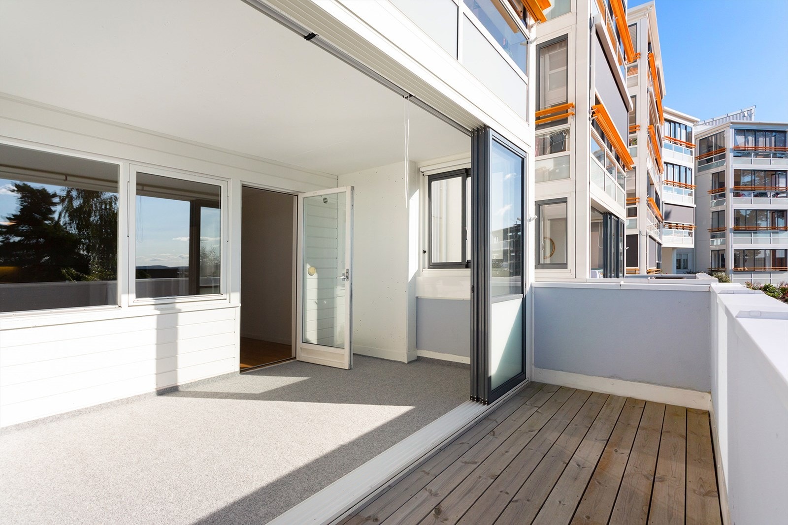 Balkongen er delvis innglasset. Galleribilde