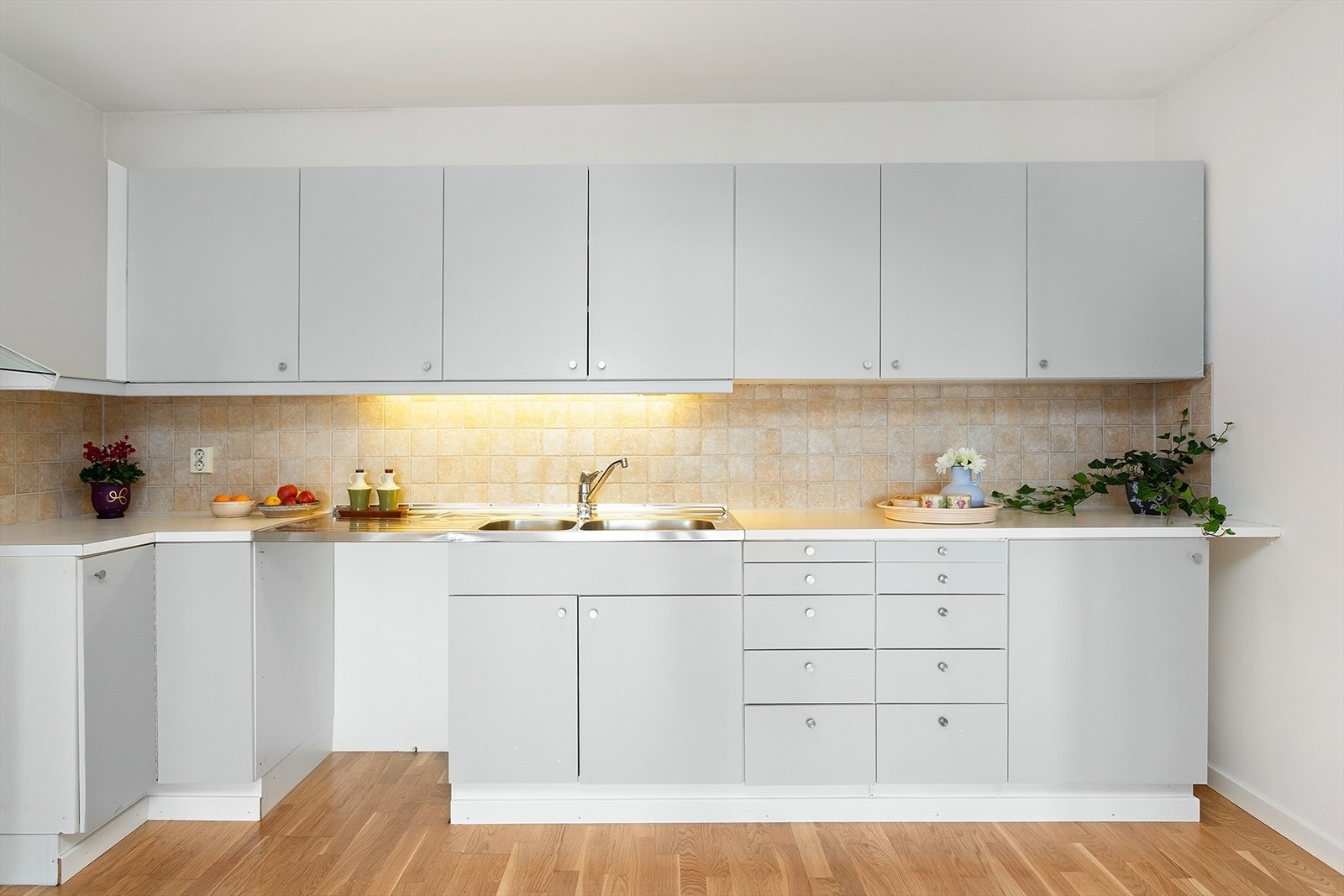 Praktisk og funksjonell kjøkkeninnredning med plass til oppvaskmaskin. Galleribilde