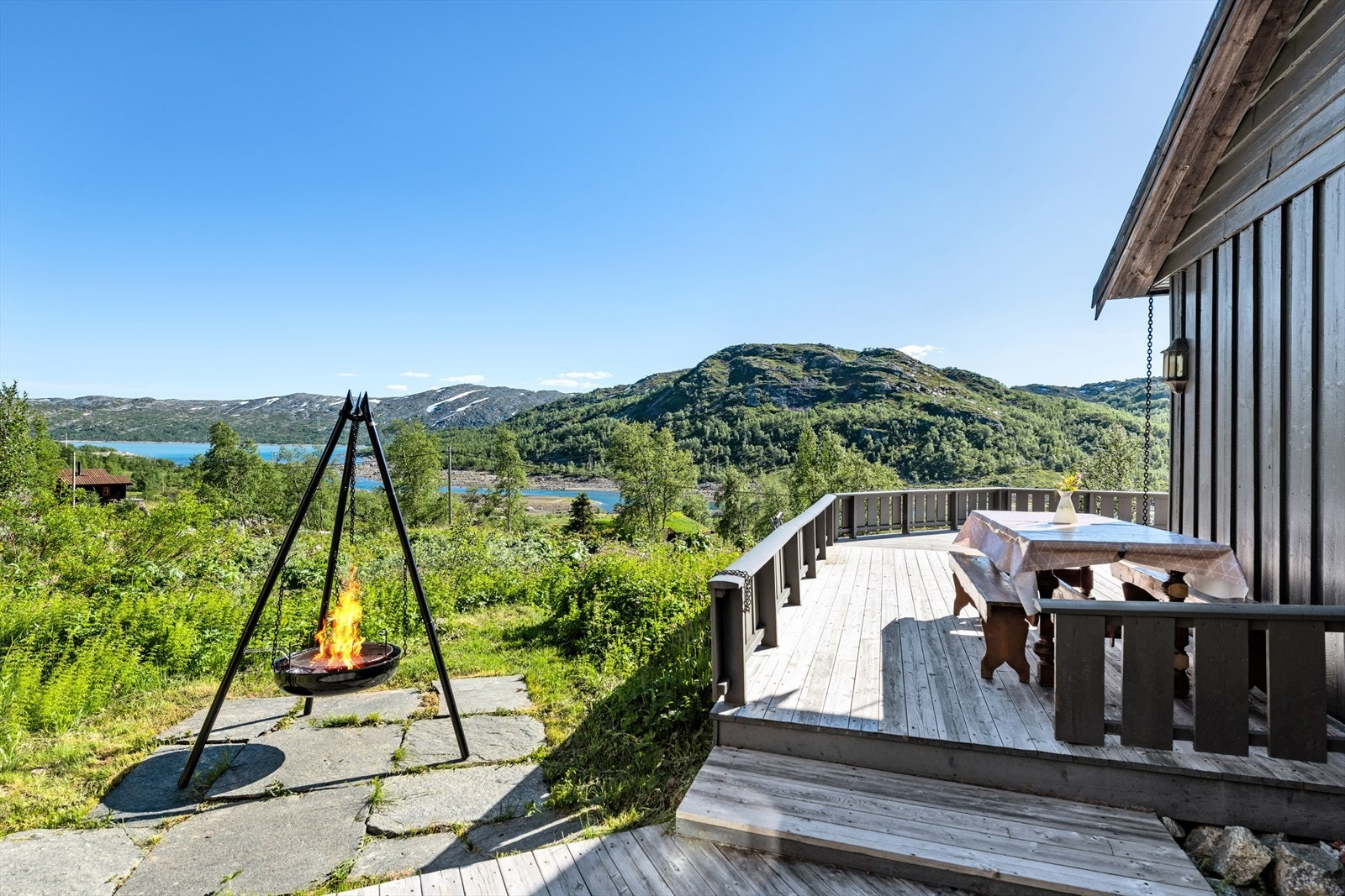 Stor generasjonshytte ved Rallarvegen kun 3,7 km fra Haugastøl. Full standard og sommervei. Galleribilde