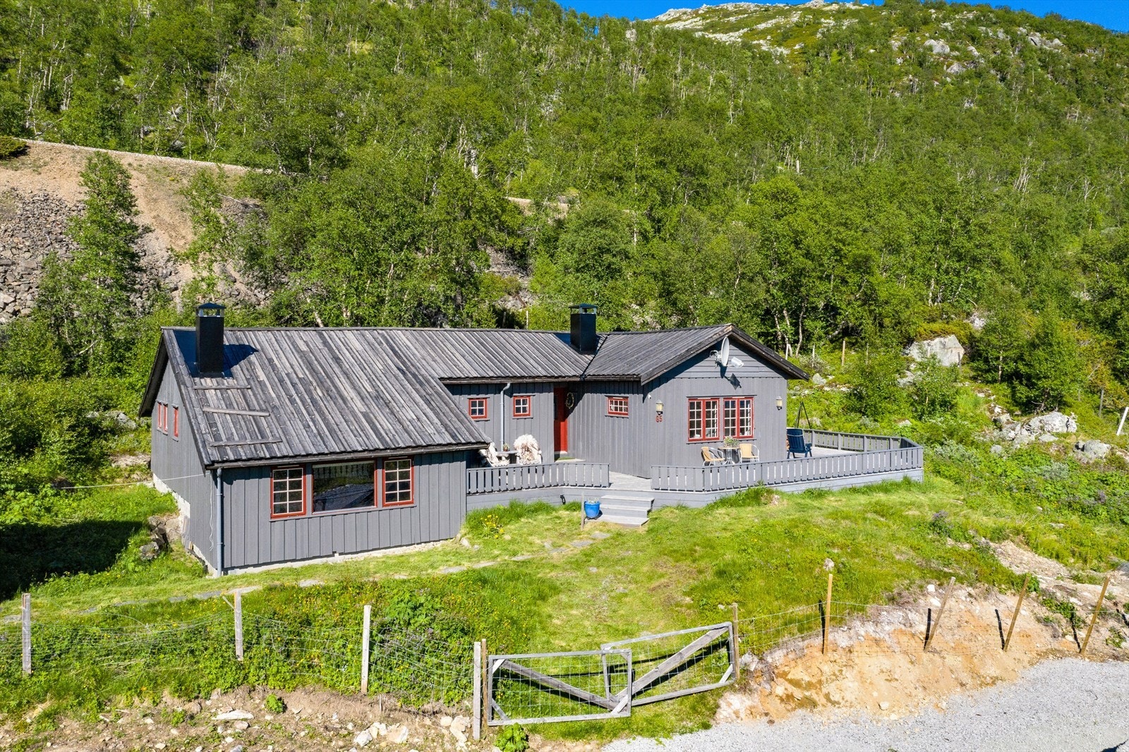 Stor generasjonshytte ved Rallarvegen kun 3,7 km fra Haugastøl. Full standard og sommervei. Galleribilde