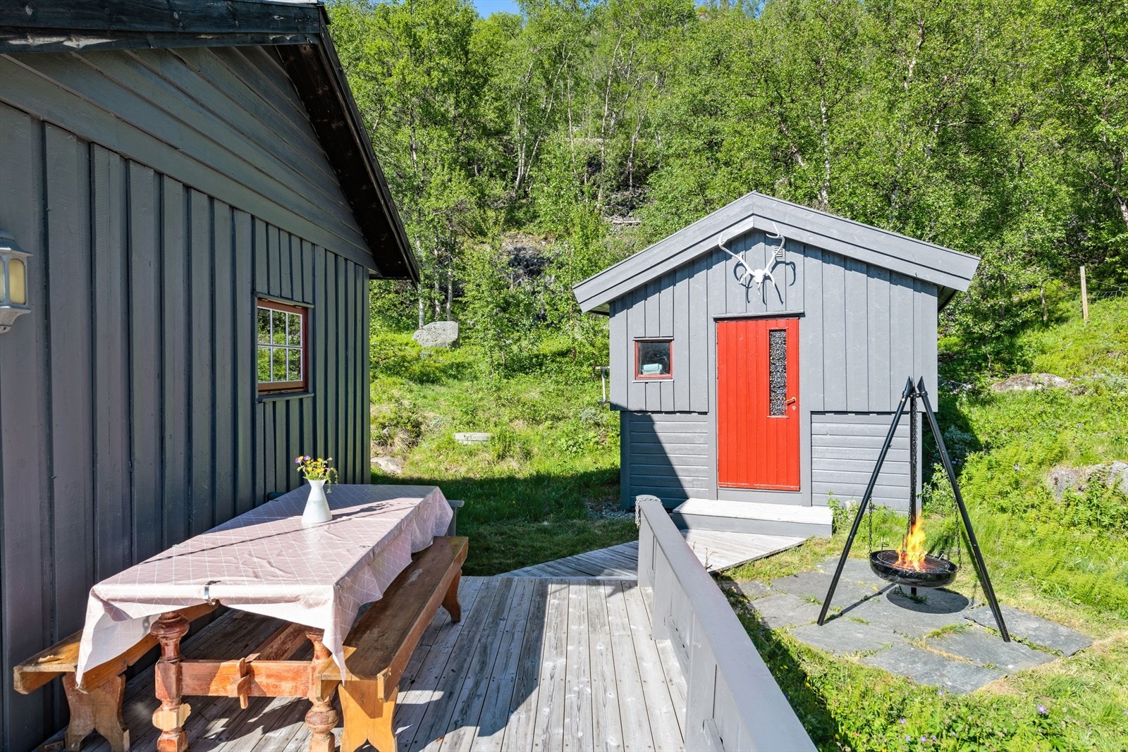 Uthus med lagringsplass og borehull. Galleribilde