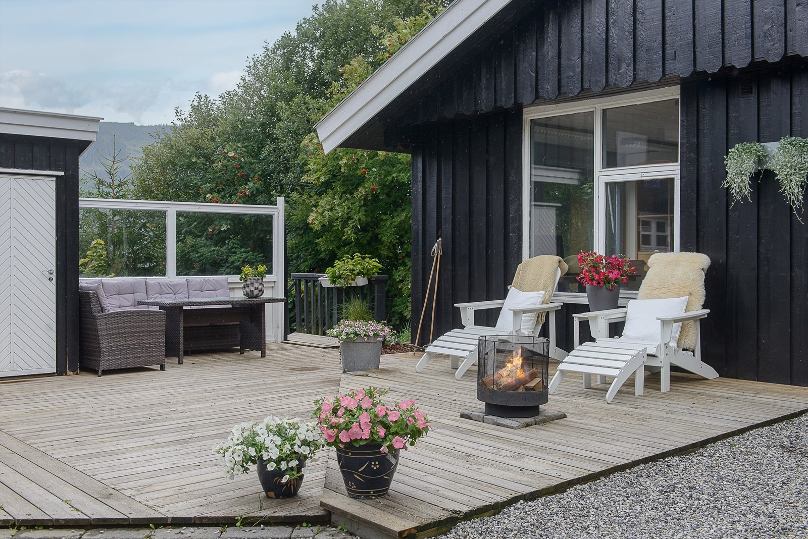 Garasje er dels innredet med to kontorer Galleribilde