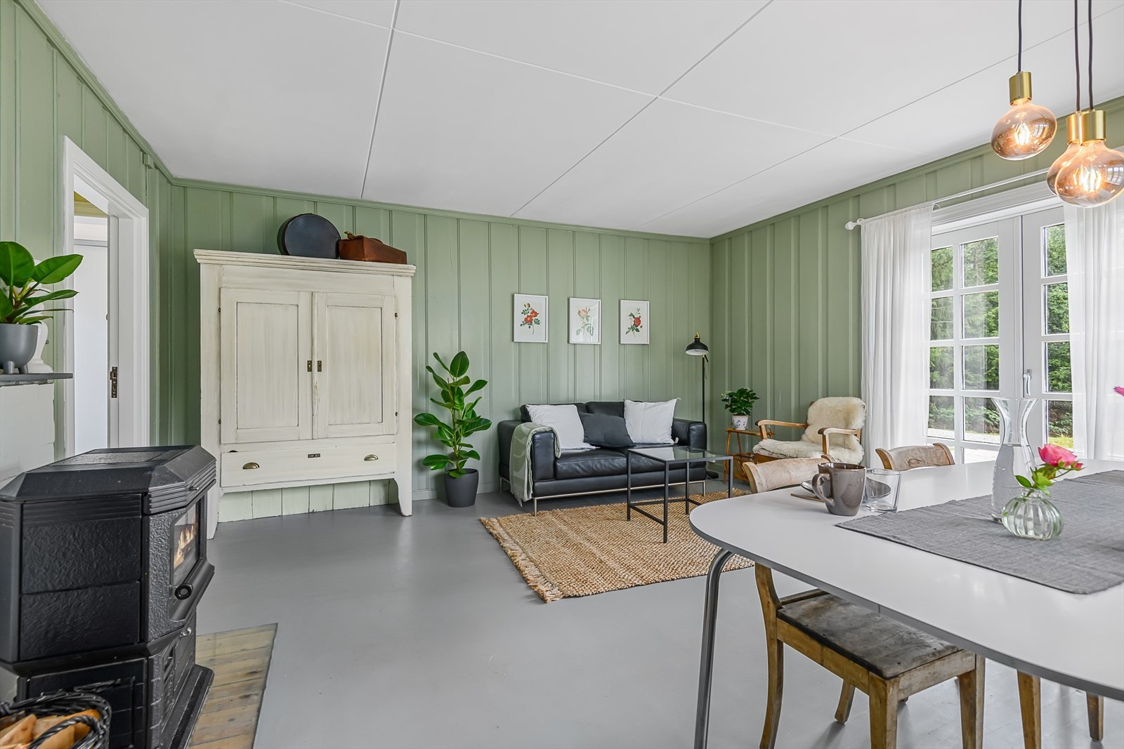 I stuen er det kombinert ved og parafinovn med dagtank for de kaldere dagene Galleribilde