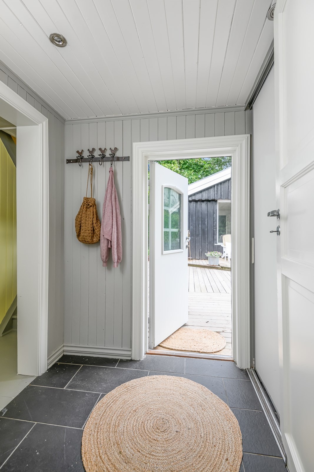 Entréen har muligheter for oppheng av yttertøy samt romslig skyvedørsgarderobe. Galleribilde