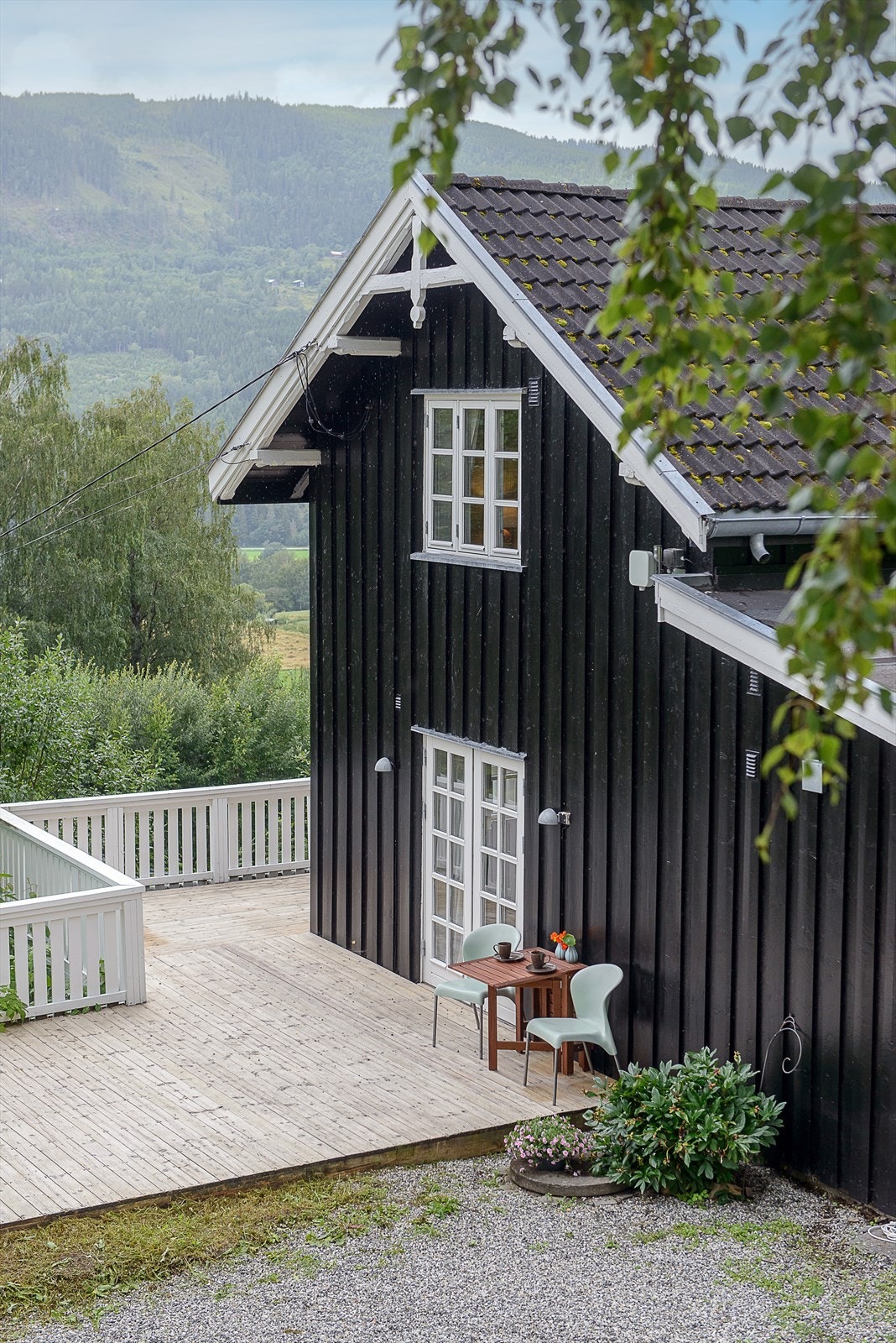 Fra stuen er det adkomst ut til romslig terrasse Galleribilde