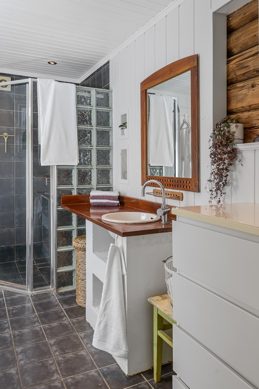 Badet har plassbygget innredning Galleribilde