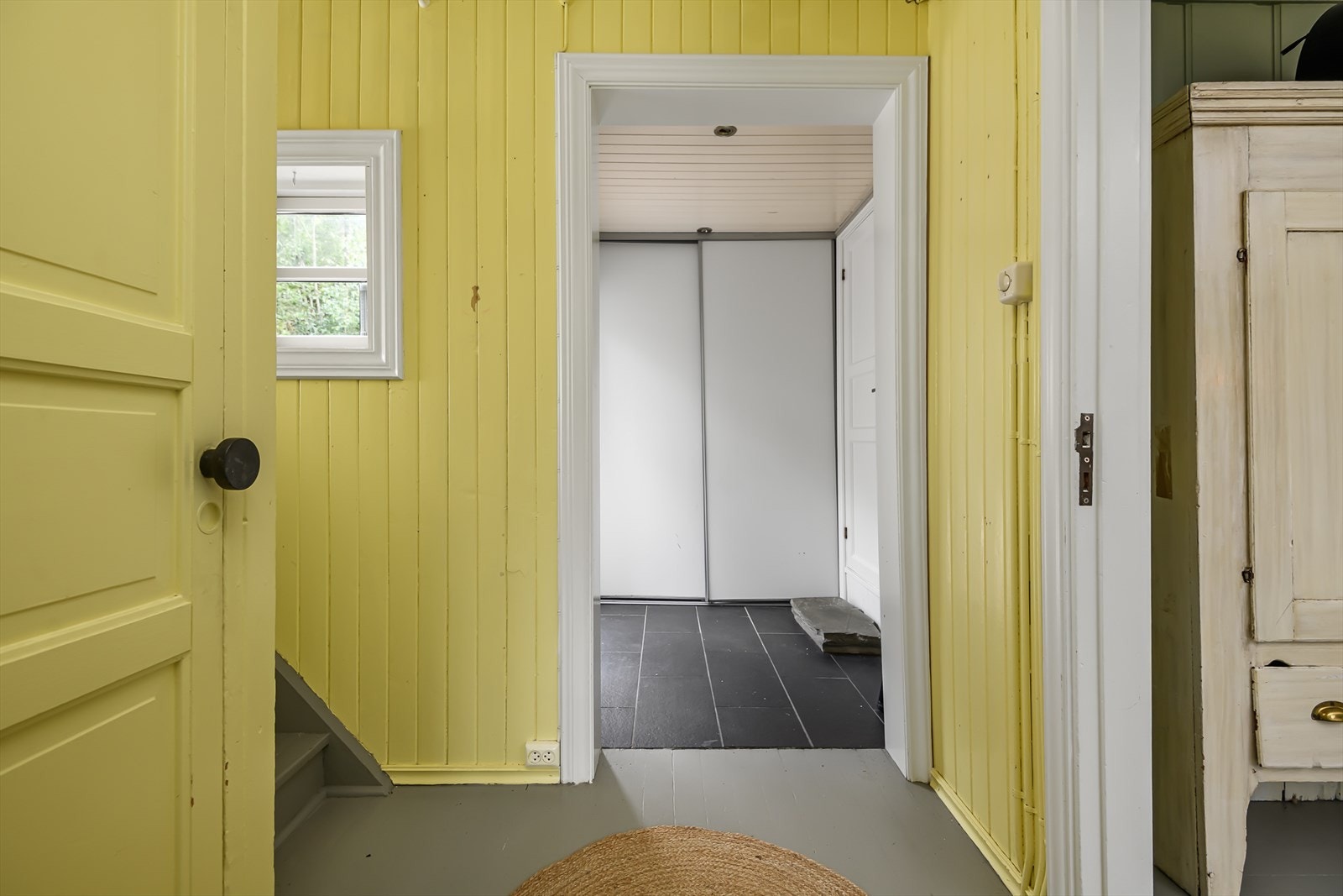 Fra trappegang mot boligens entré Galleribilde