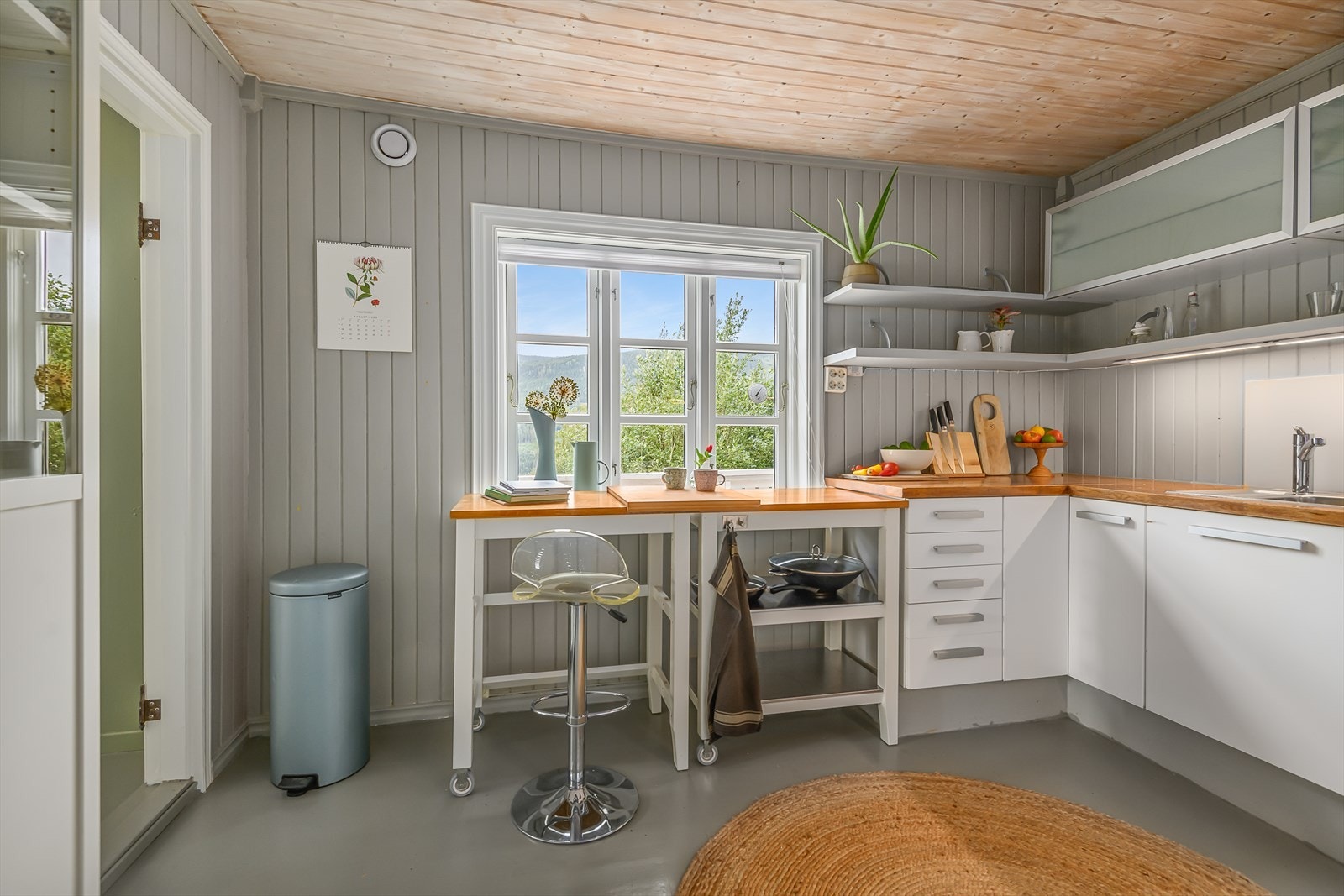 Her som barløsing ved vindu Galleribilde