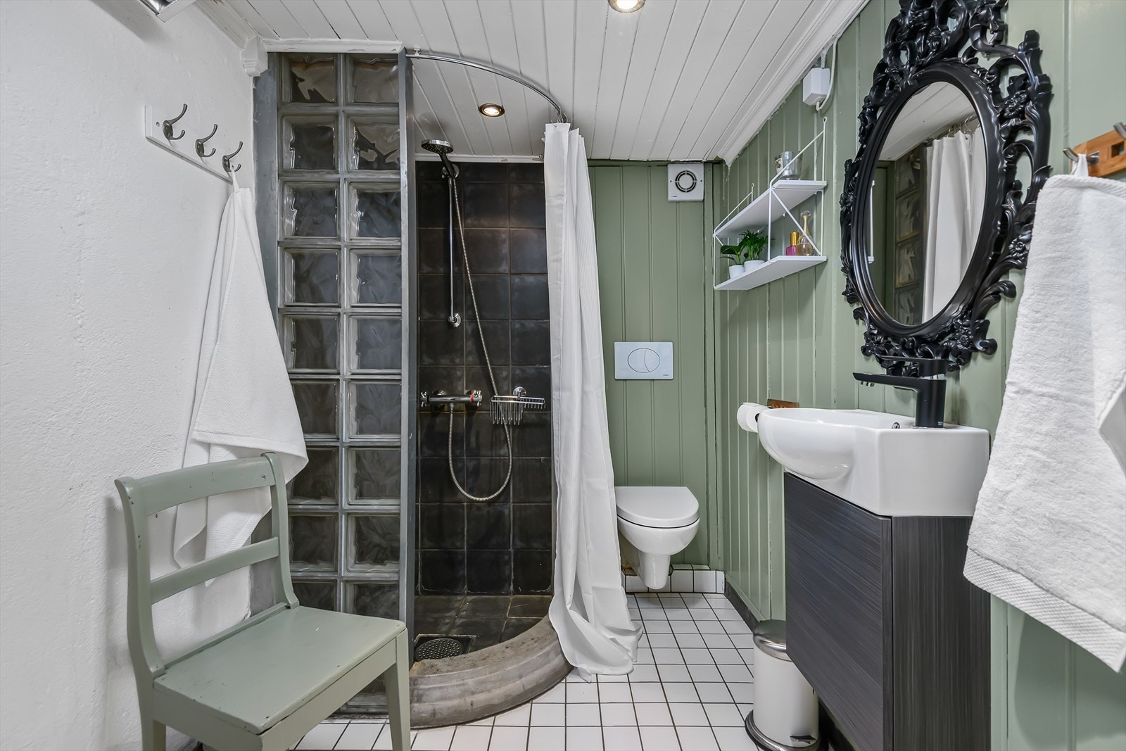 Badet i kjeller Galleribilde