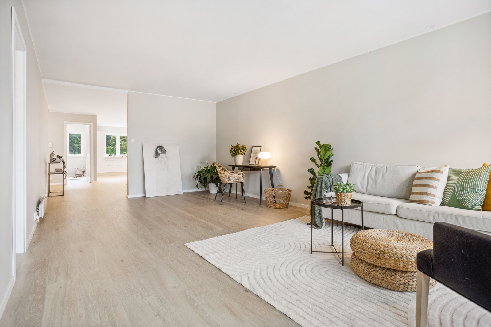 Stor stue med plass til hjemmekontor Galleribilde