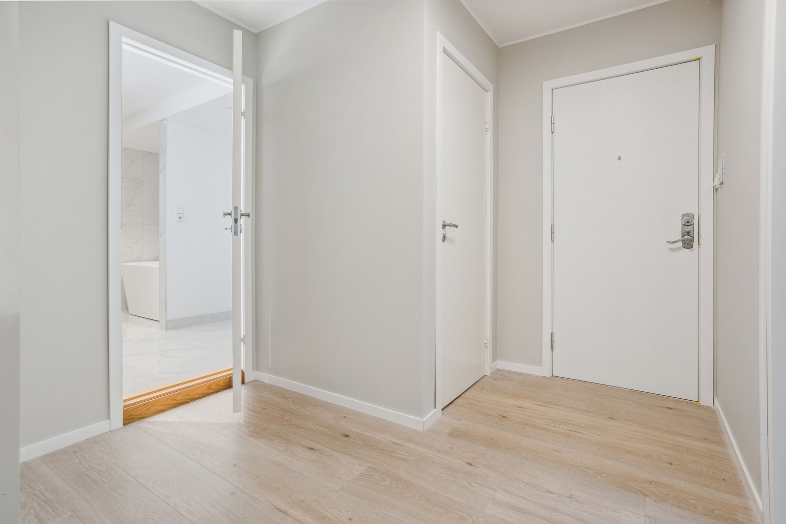 Gang med plass for garderobe Galleribilde